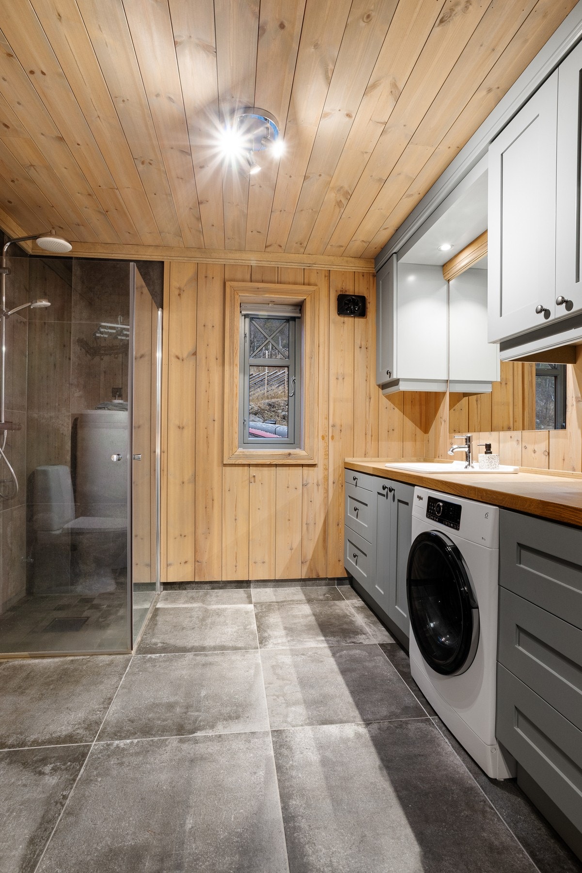 Lekkert flislagt gulv med varmekabler. Galleribilde