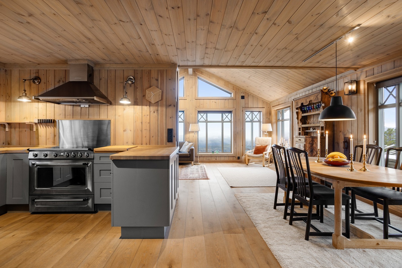 Gjennomført stil med panel i gammel stil på vegg, nydelig profilert listverk og en-stavs eikeparkett på gulv. Galleribilde