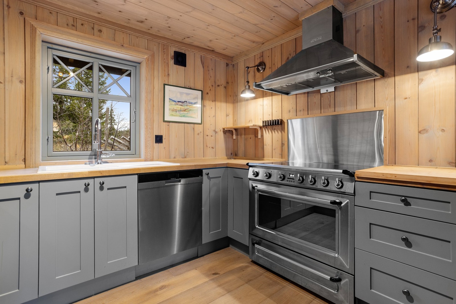 Godt med oppbevaringsplass i skuffer og skap. Innredningen er tradisjonell med en moderne vri, utført i en nydelig gråfarge. Galleribilde