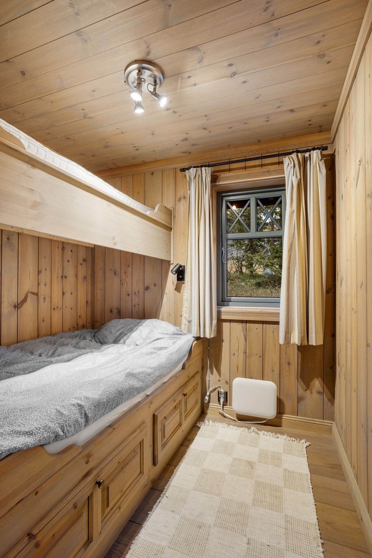 Soverom II innredet med plassbygget køyeseng Galleribilde