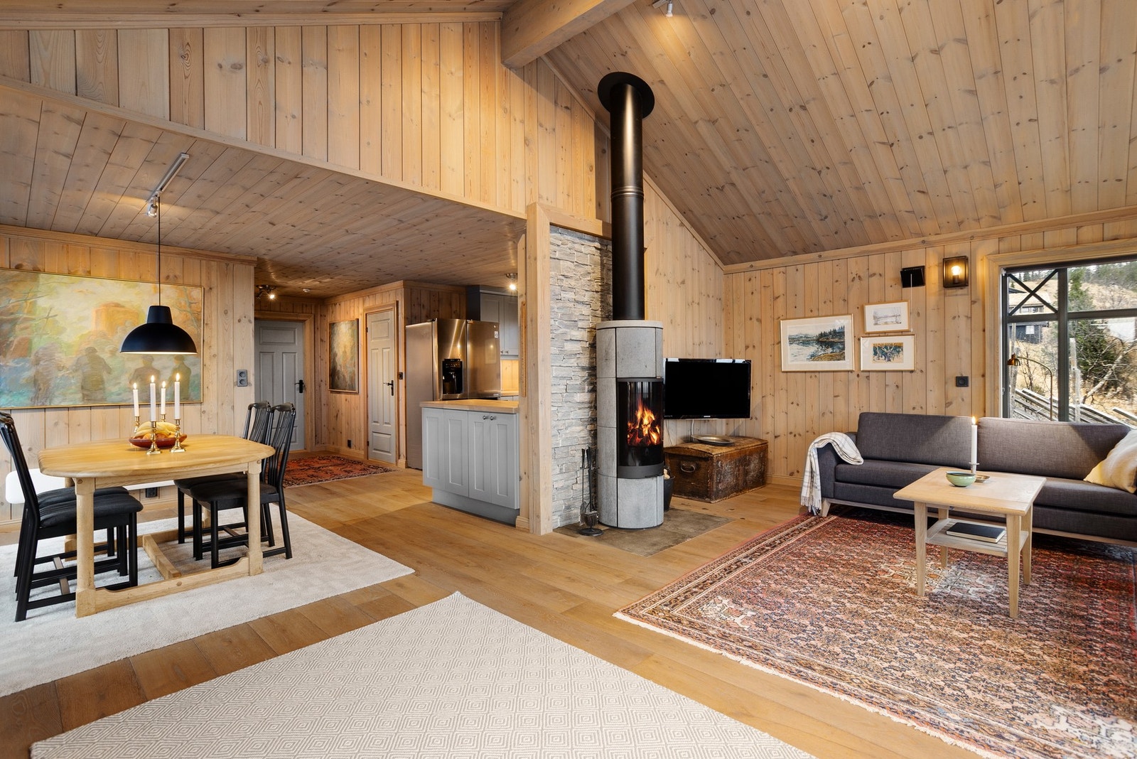 Spisestuen og kjøkkenet ligger i åpen løsning, et naturlig sosialt samlingspunkt. Galleribilde