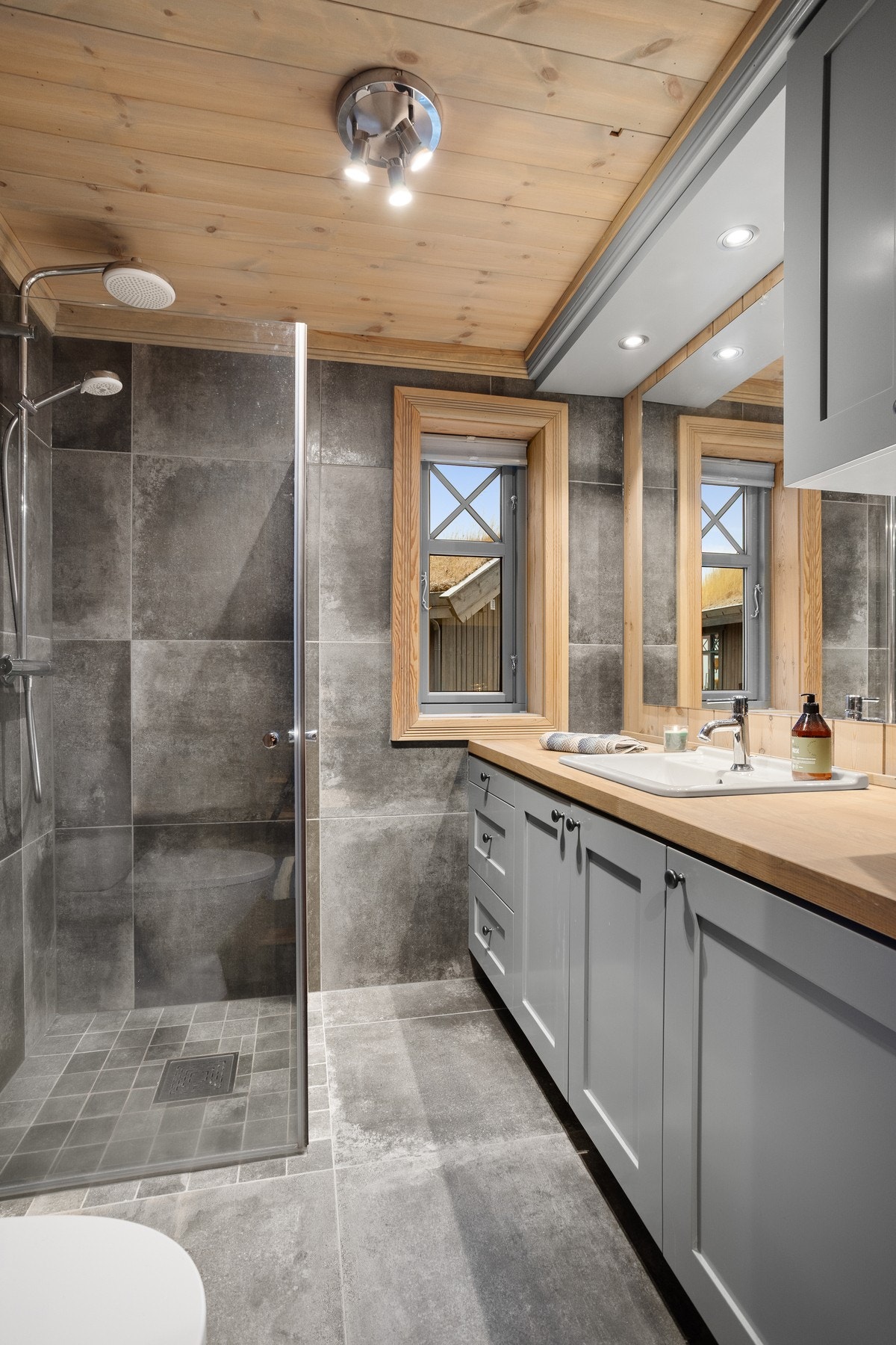 Lekkert bad med tilsvarende stil som innredningene i hovedhytta. Galleribilde