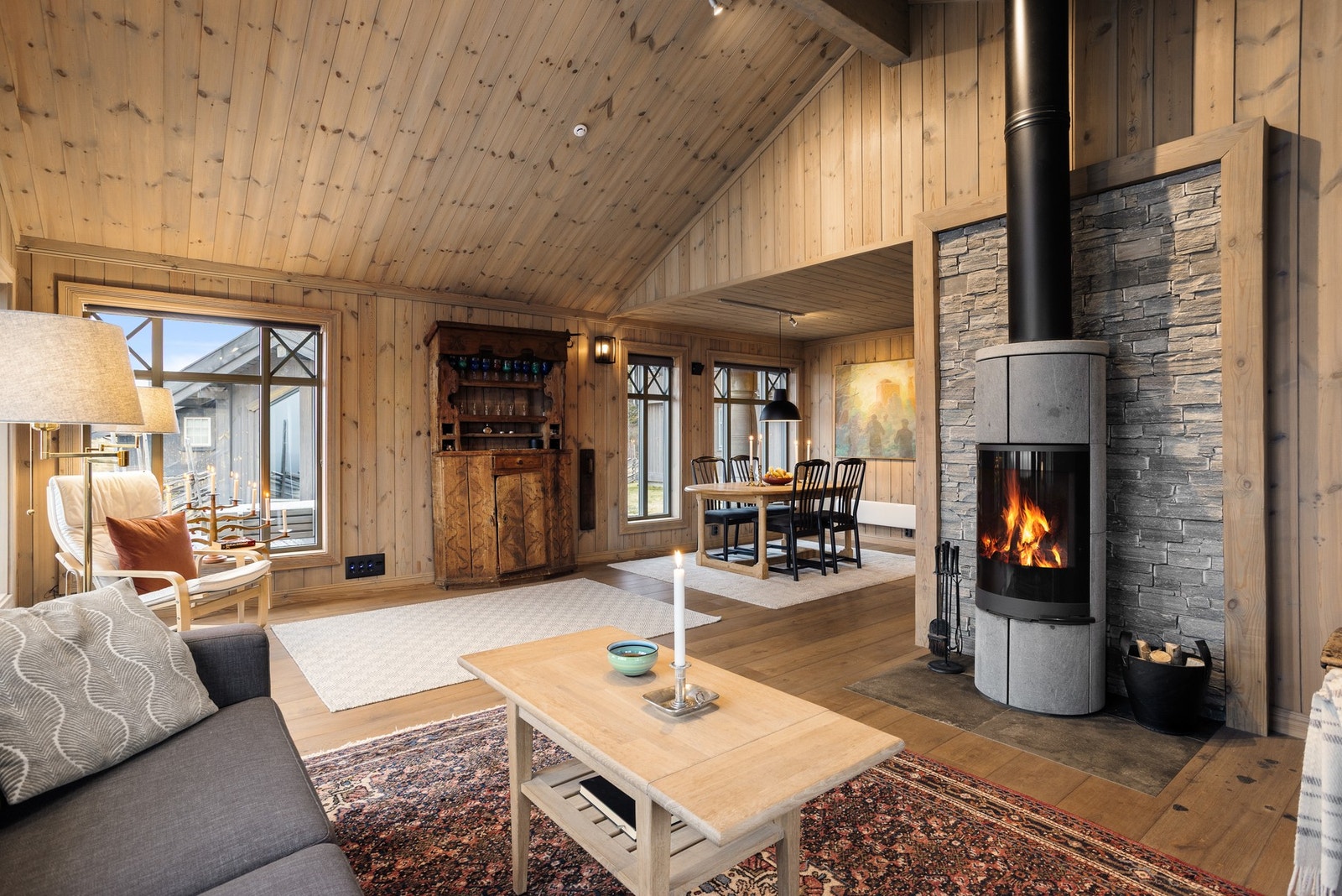 Stuen ligger i åpen løsning med spisestuen og skjermet fra kjøkkenet. Galleribilde