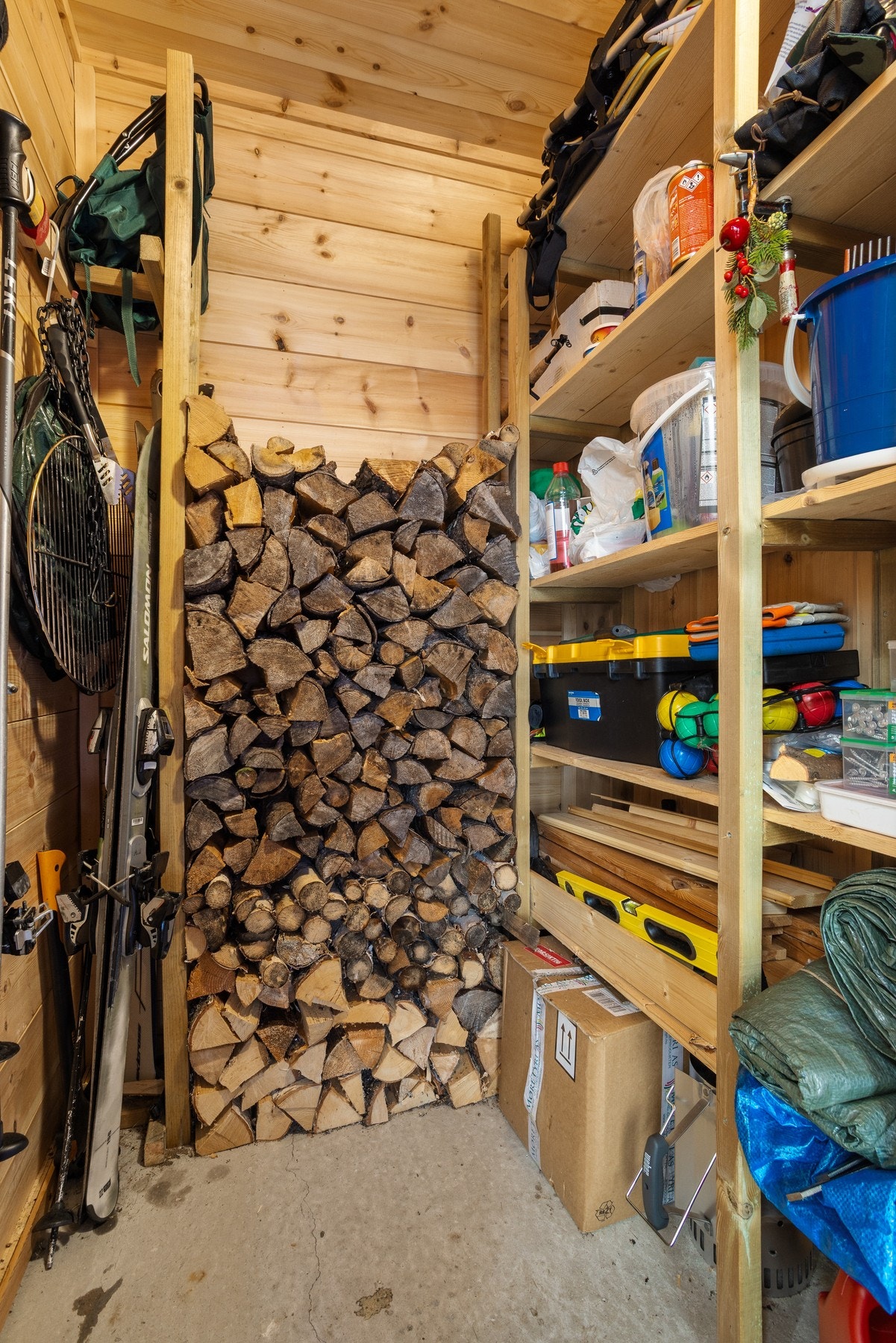 Praktisk utvendig bod rett utenfor inngangsdøren. Galleribilde