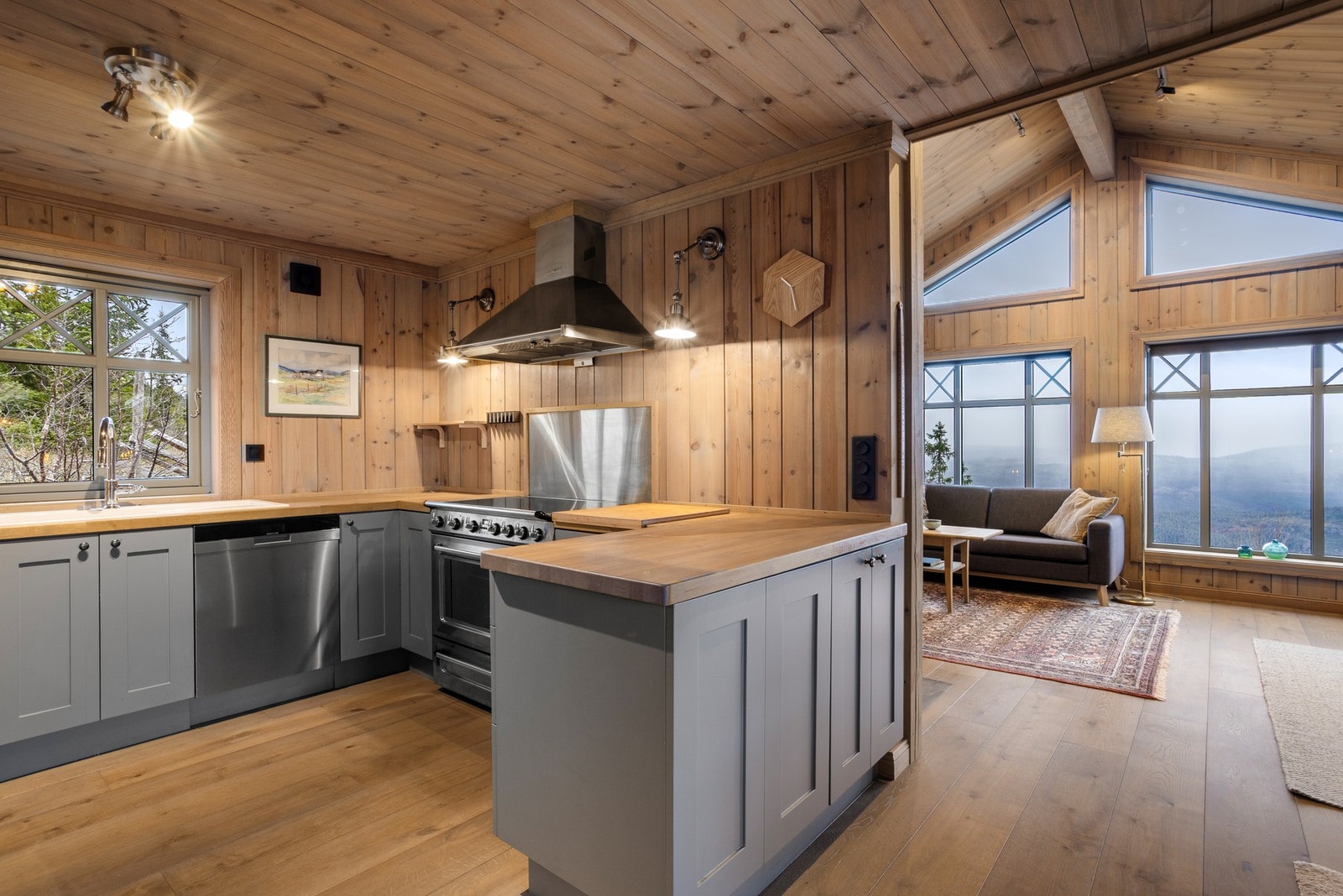 Lekkert kjøkken med mye skap og benkeplass. Galleribilde