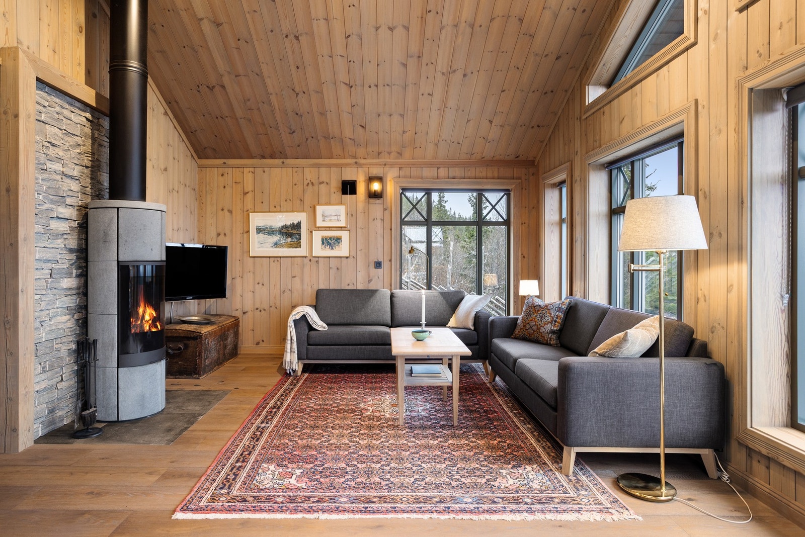 Lekker peisovn med kleberstein, et smykke i det flotte rommet og en særdeles god oppvarmingskilde. Galleribilde