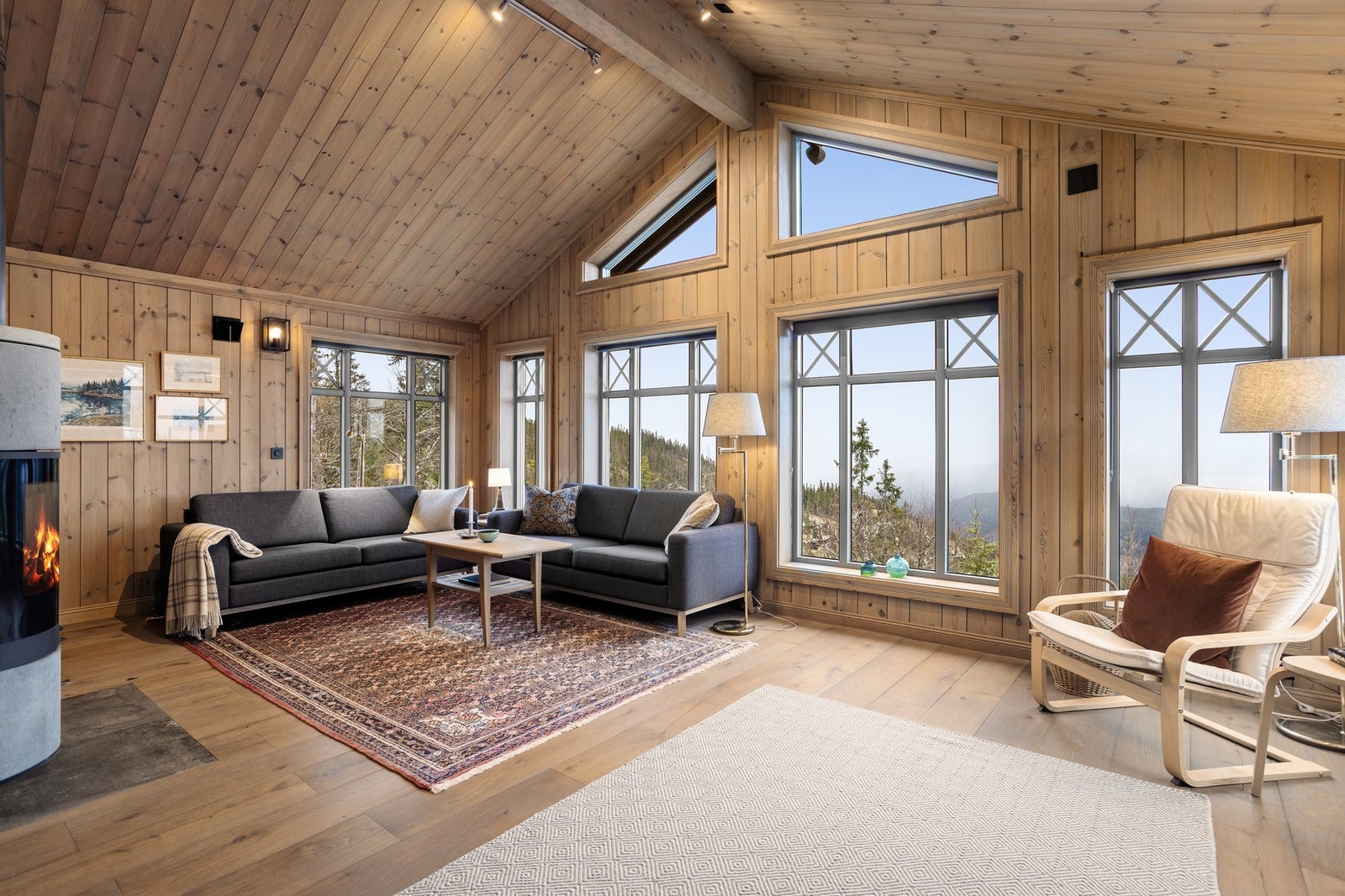 En svært gjennomført hytte med gode, tidløse materialvalg. Legg merke til panelen med ulike bredder, samt detaljene i vinduene. Galleribilde