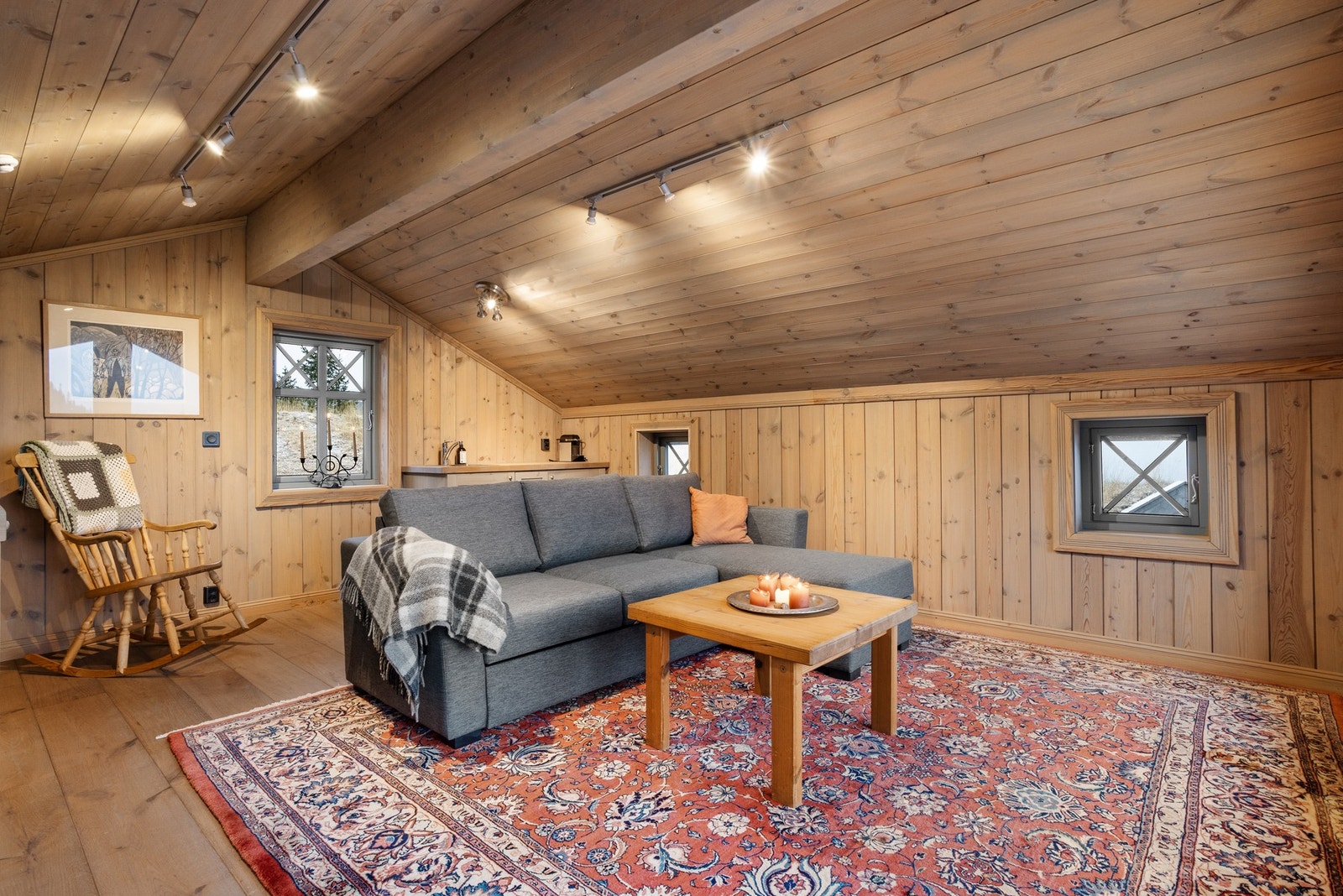 2. etg i stabburet er innredet med et stort allrom med kjøkkenbenk. Galleribilde