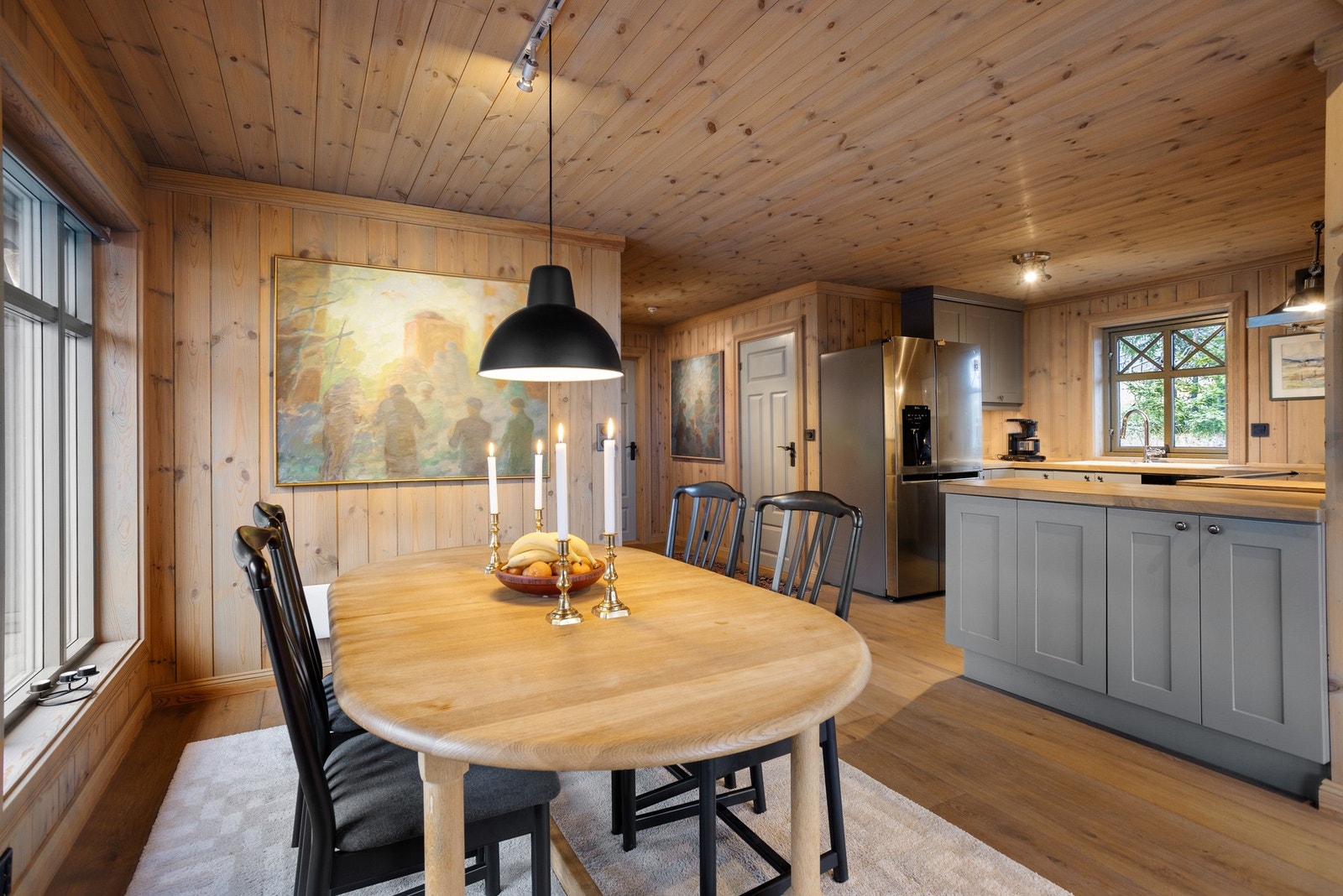 Kjøkkenet ligger pent tilbaketrukket, samtidig som den sosiale planløsningen er bevart. Galleribilde