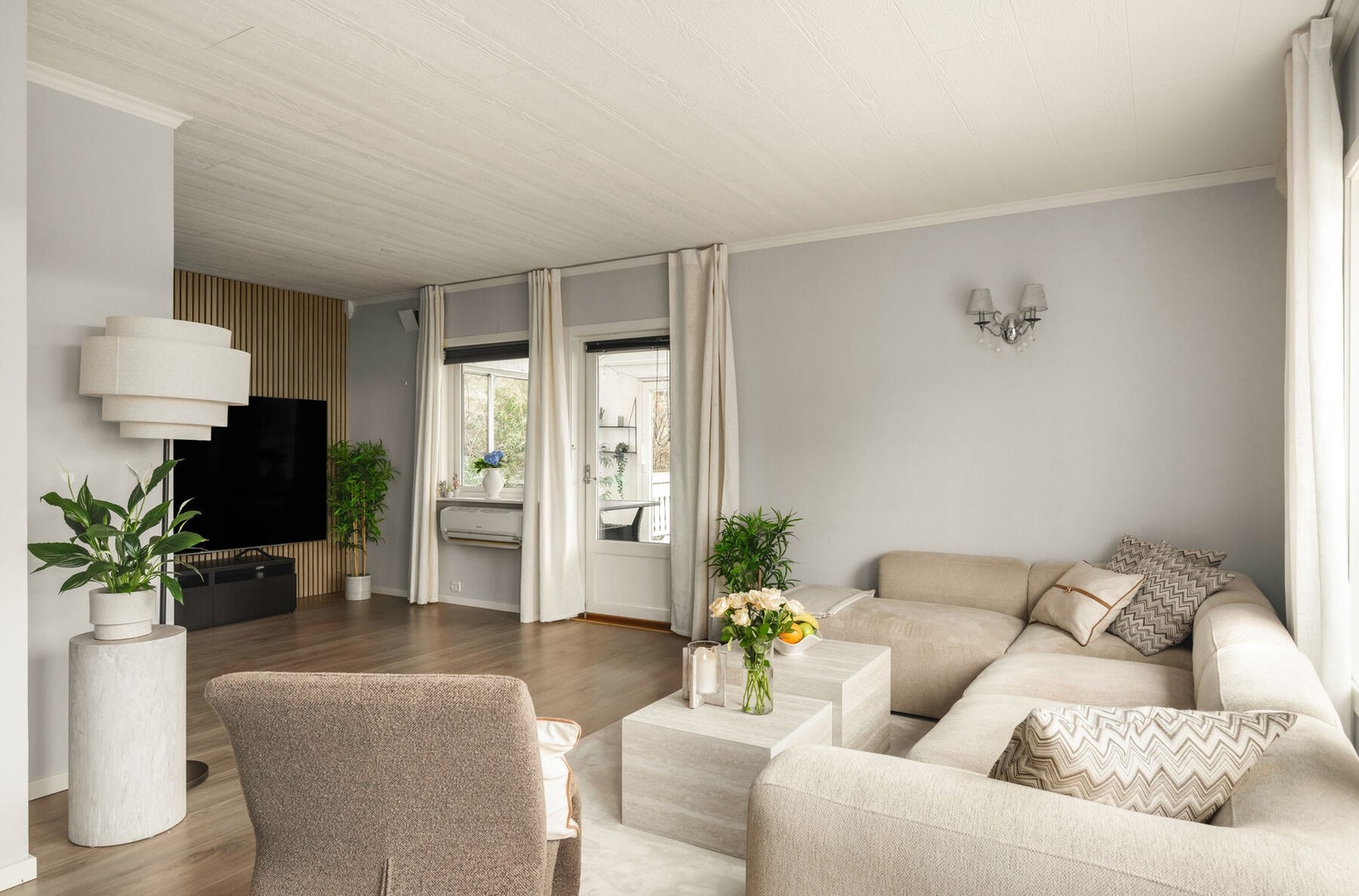 Stuen har utgang til hagestue og terrasse Galleribilde