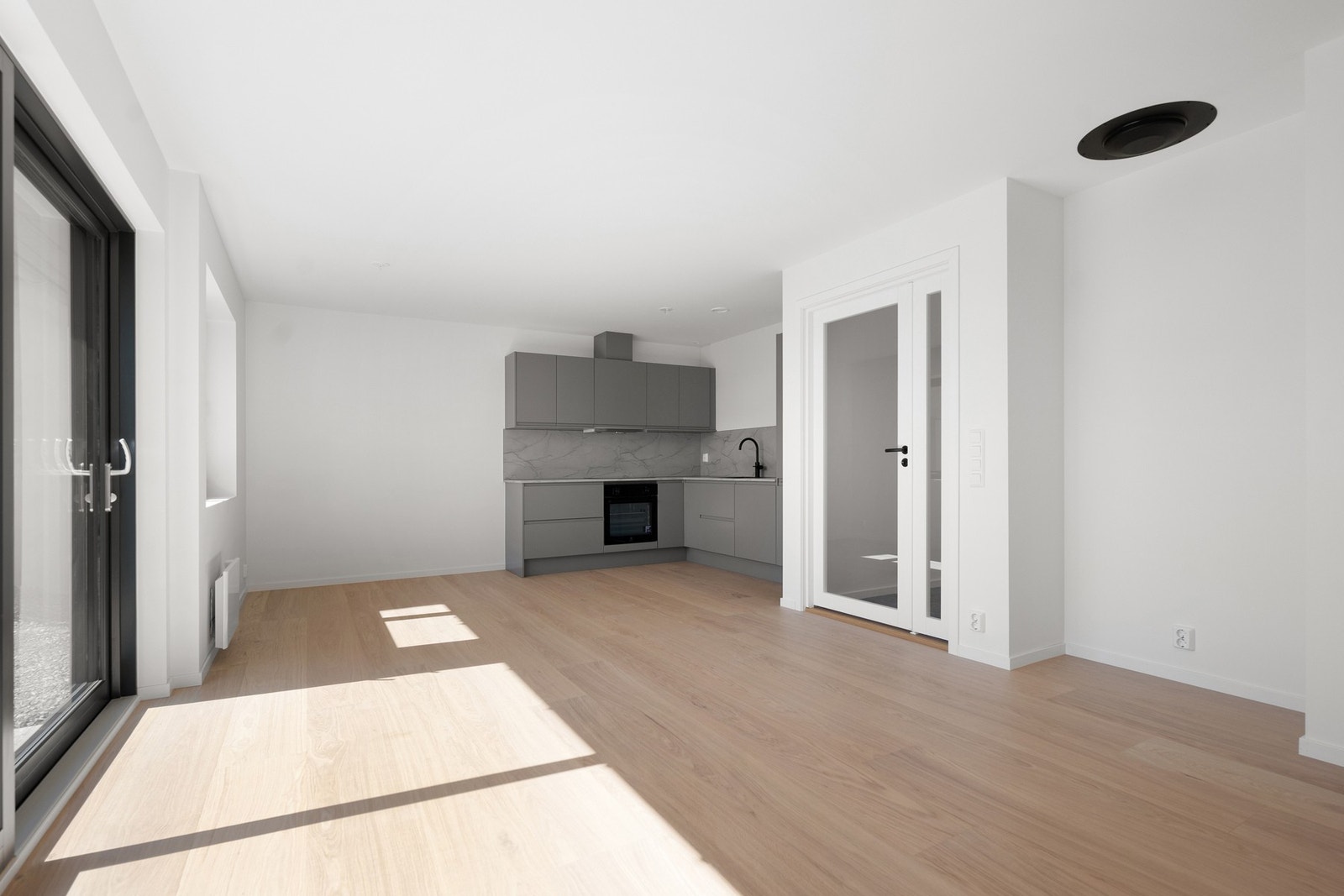 Stuen er av fin størrelse med åpen kjøkkenløsning. Galleribilde