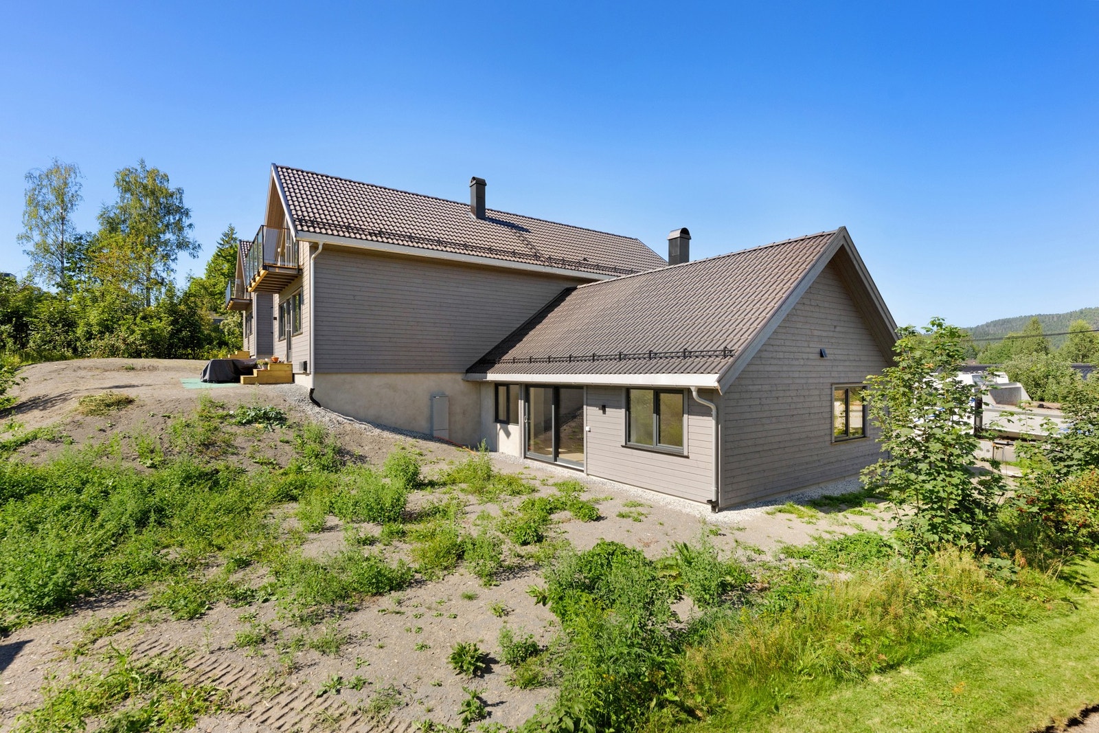 Hagen strekker seg rundt husets tre sider. Galleribilde