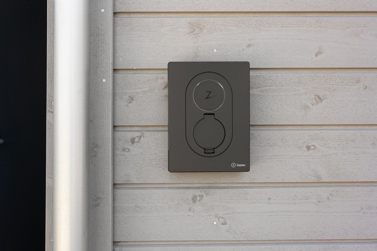 Elbillader installert på husveggen. Galleribilde