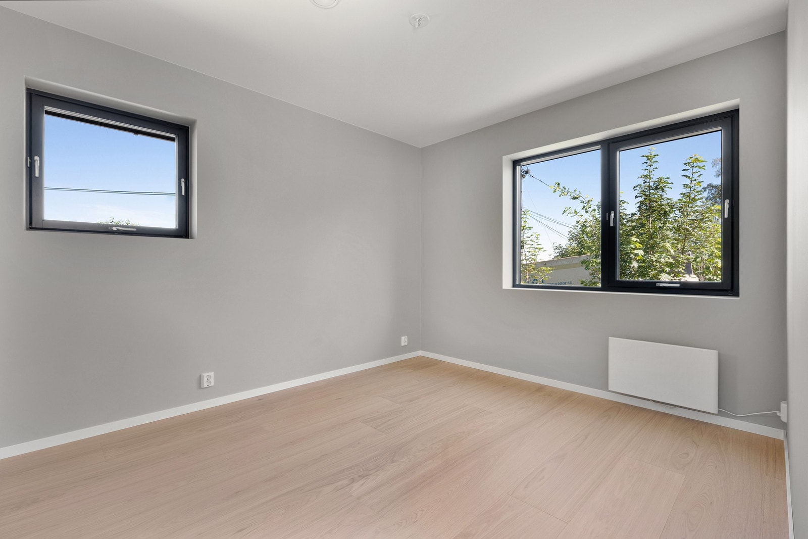 Hovedsoverommet er av fin størrelse med plass til dobbeltseng, nattbord og garderobeskap. Galleribilde