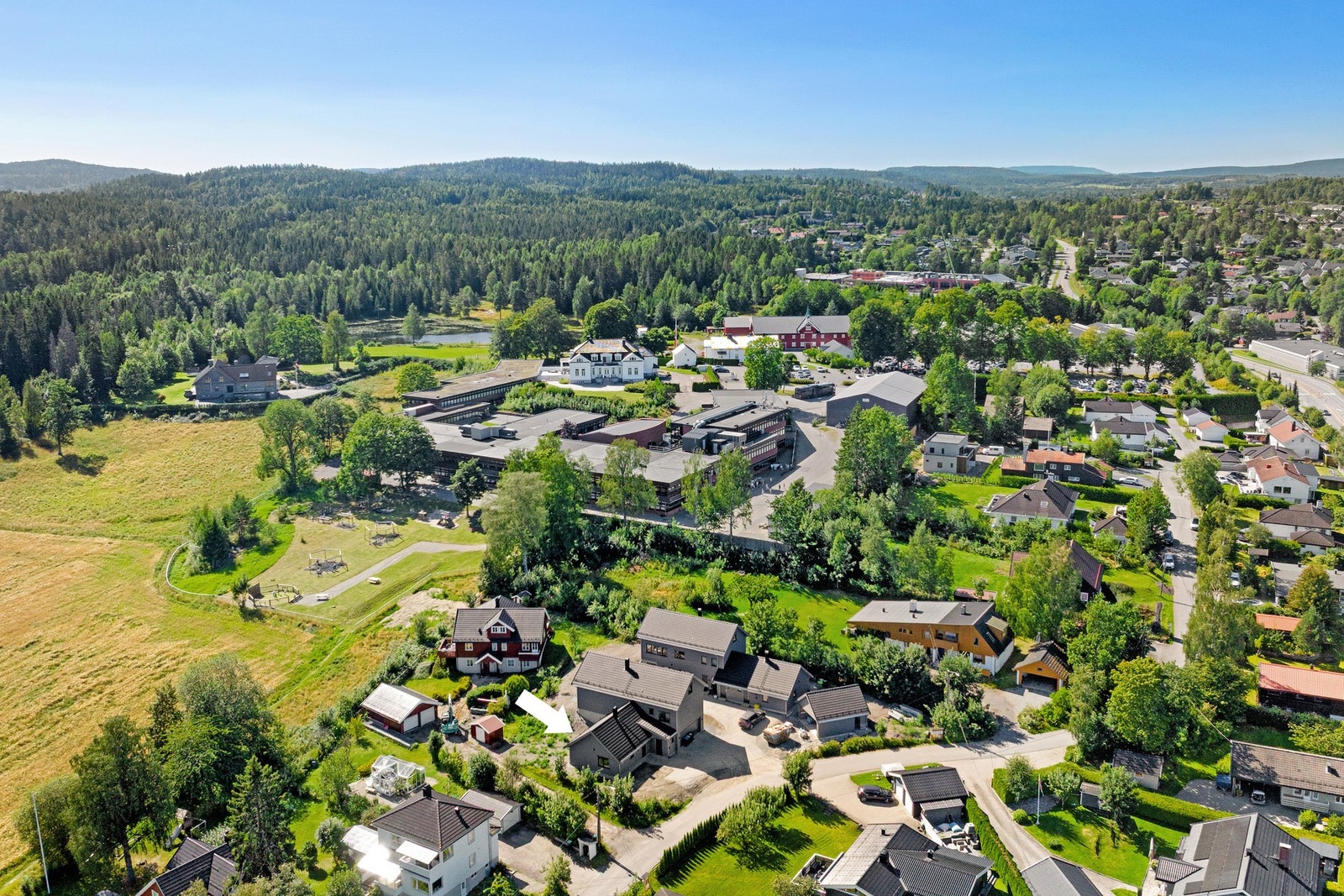 Fra eiendommen er det kort gangavstand til store friluftsområder, turstier, skiløyper m.m. Galleribilde