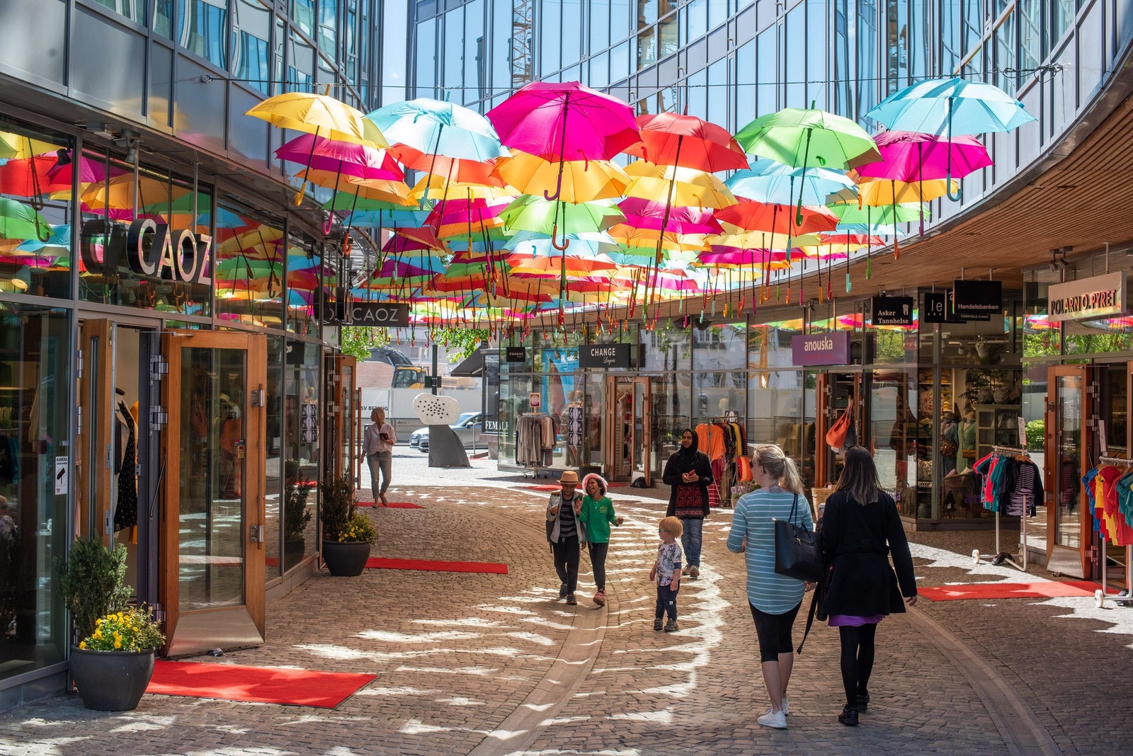 Asker sentrum kan tilby rike shoppingmuligheter både inne på Trekanten senter og ute i gågatene. Galleribilde