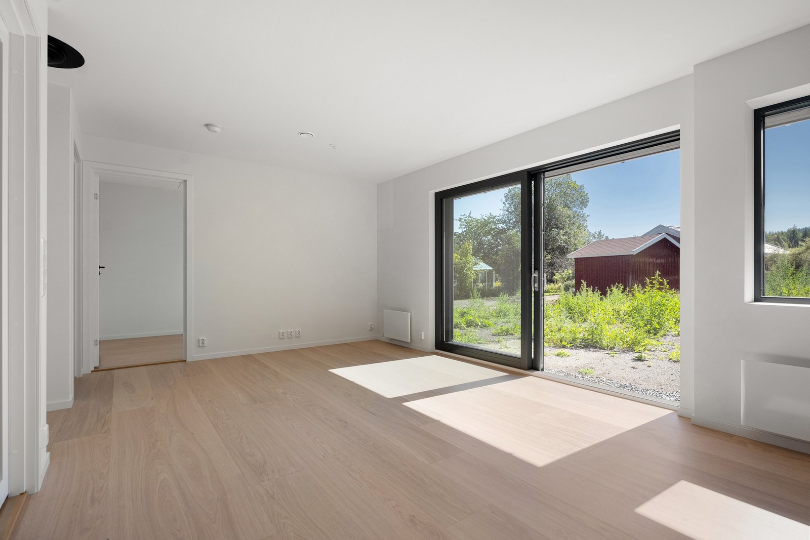 Fra stuen er det en stor skyvedør ut til hagen. Galleribilde