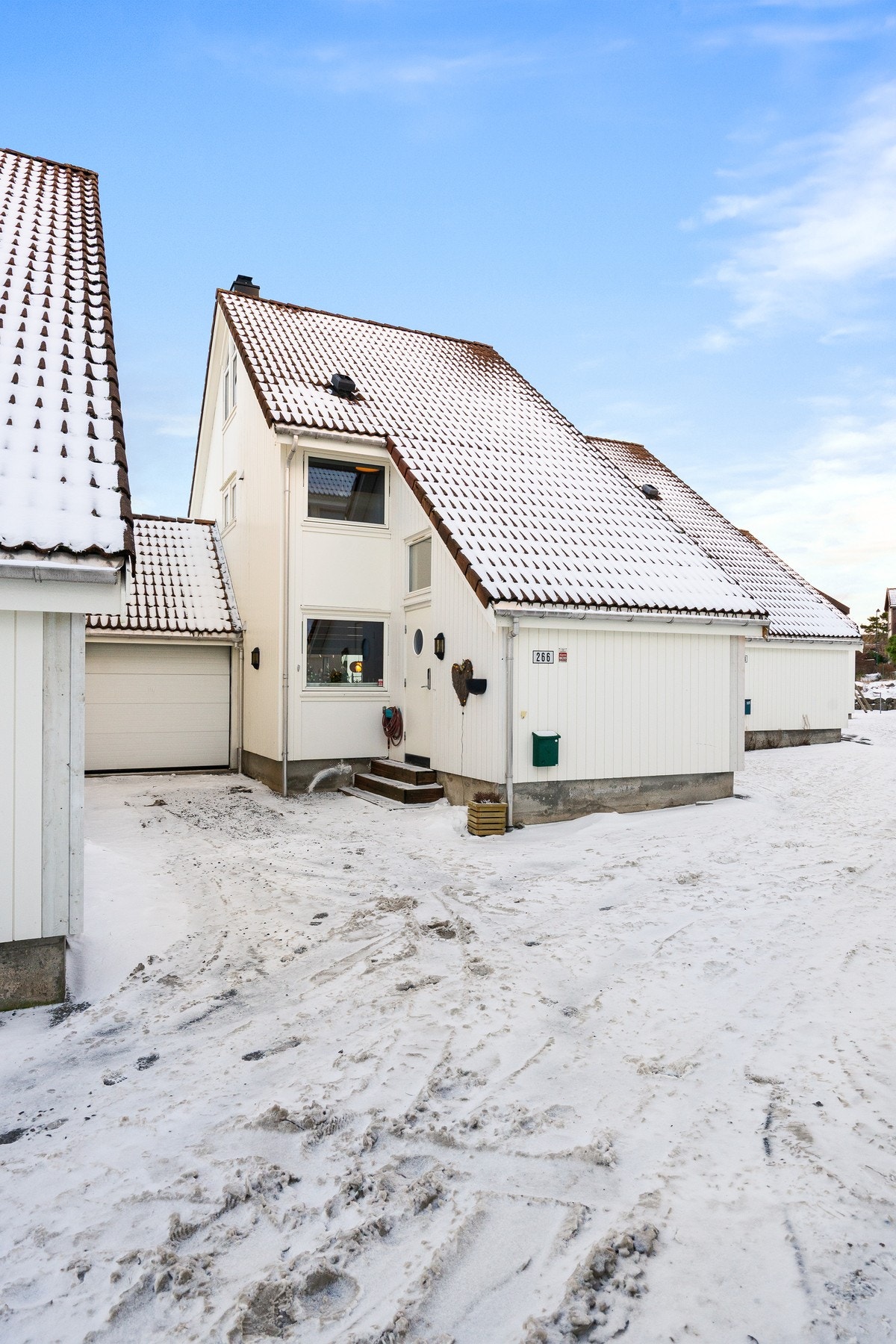 Parkering i garasje samt i gårdsrom. Gjesteparkering på felles parkeringsplass. Galleribilde
