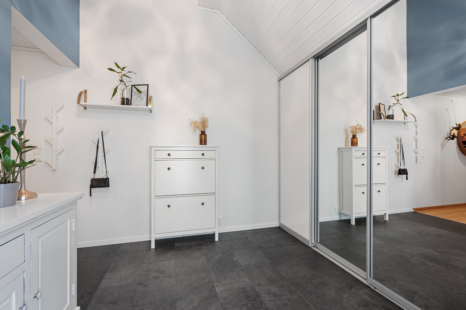 Stor skyvedørsgarderobe Galleribilde