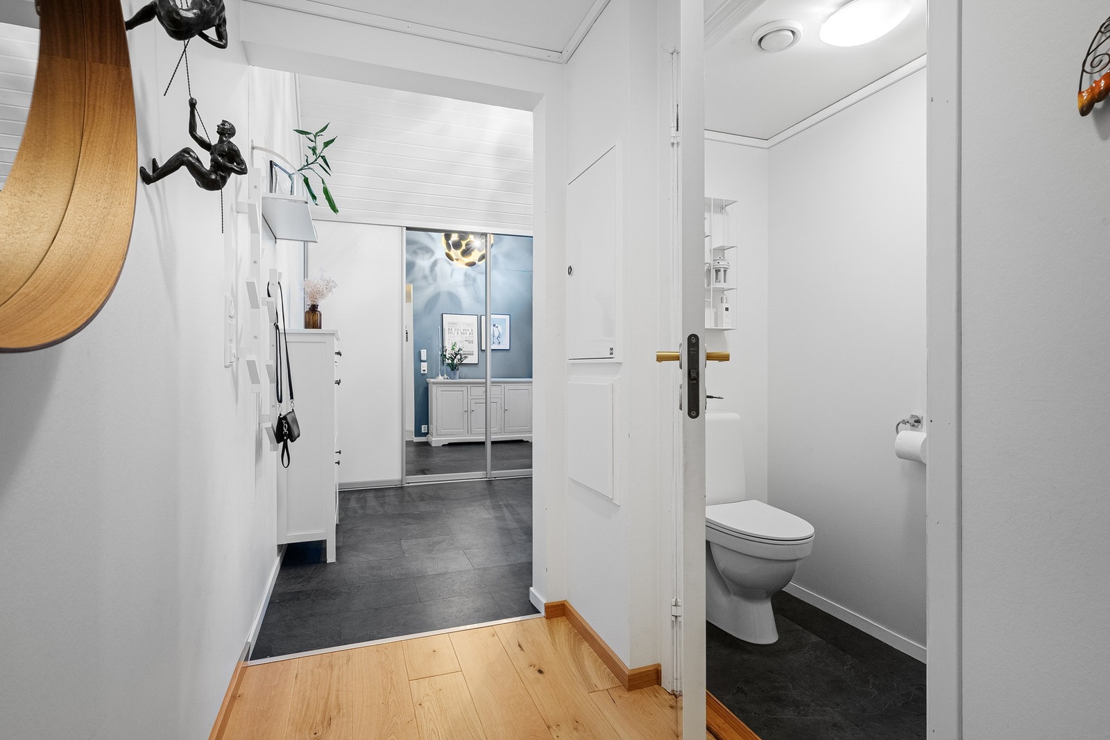 Videre inn. Toalett inn fra gang. Galleribilde