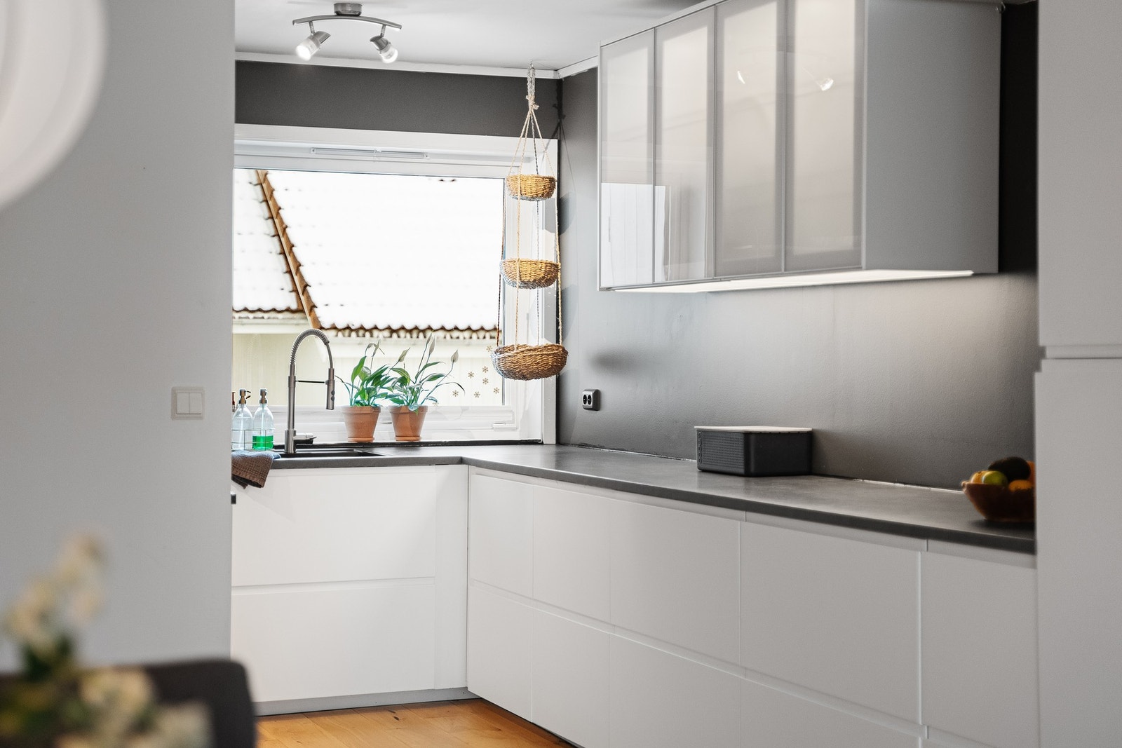 Kjøkken med skap- og benkeplass Galleribilde