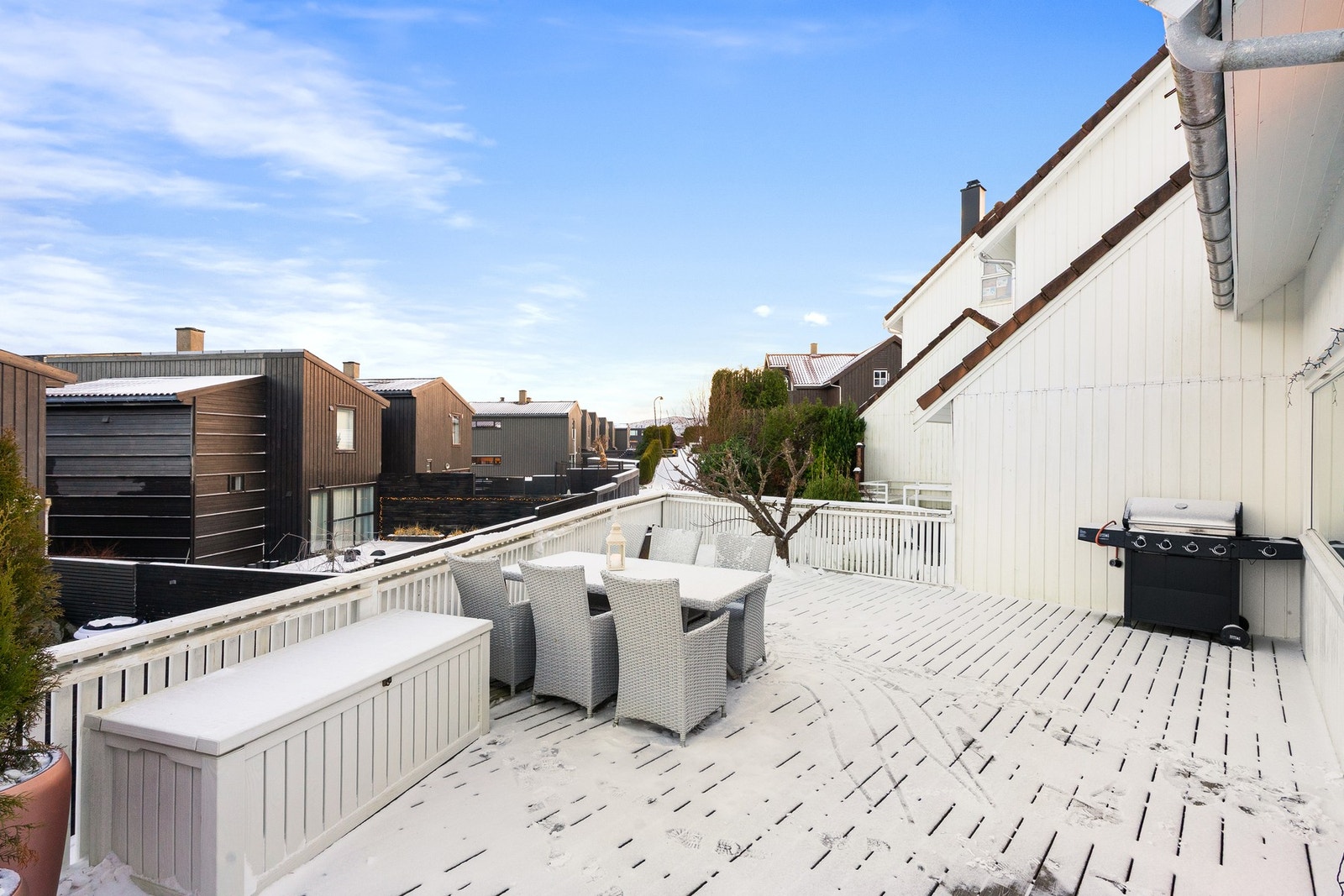 Stor terrasse med ettermiddags- og kveldssol Galleribilde