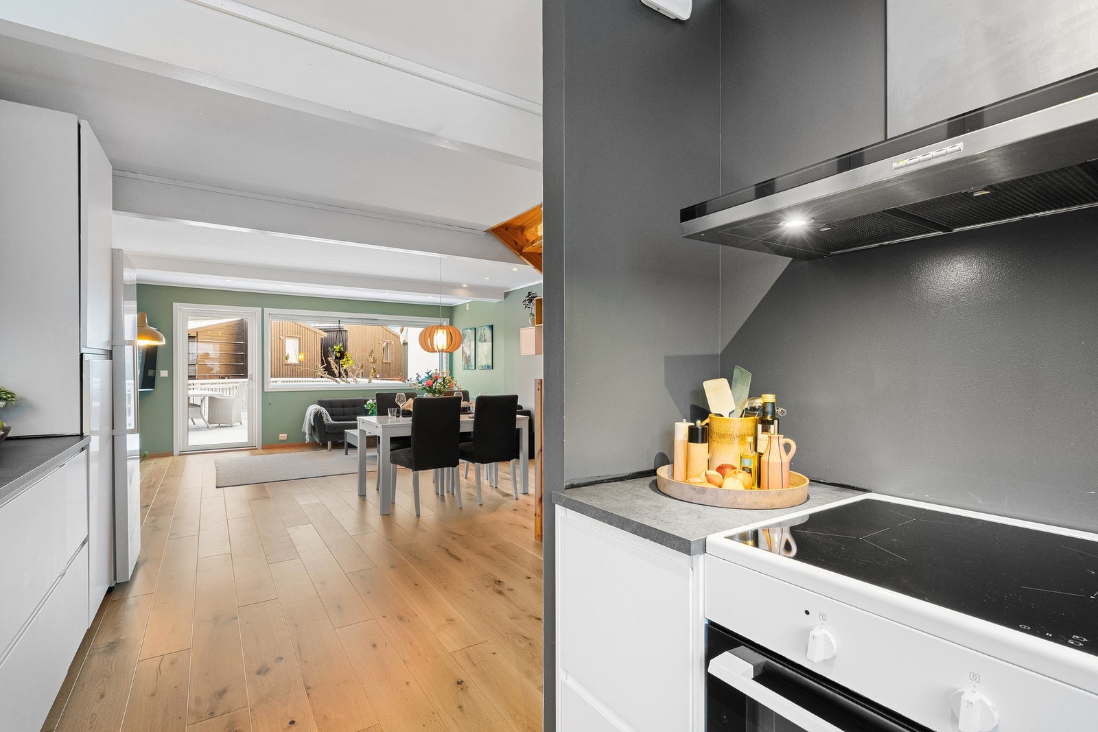 Kjøkkenet ligger åpent, men også skjermet fra stuedelen Galleribilde