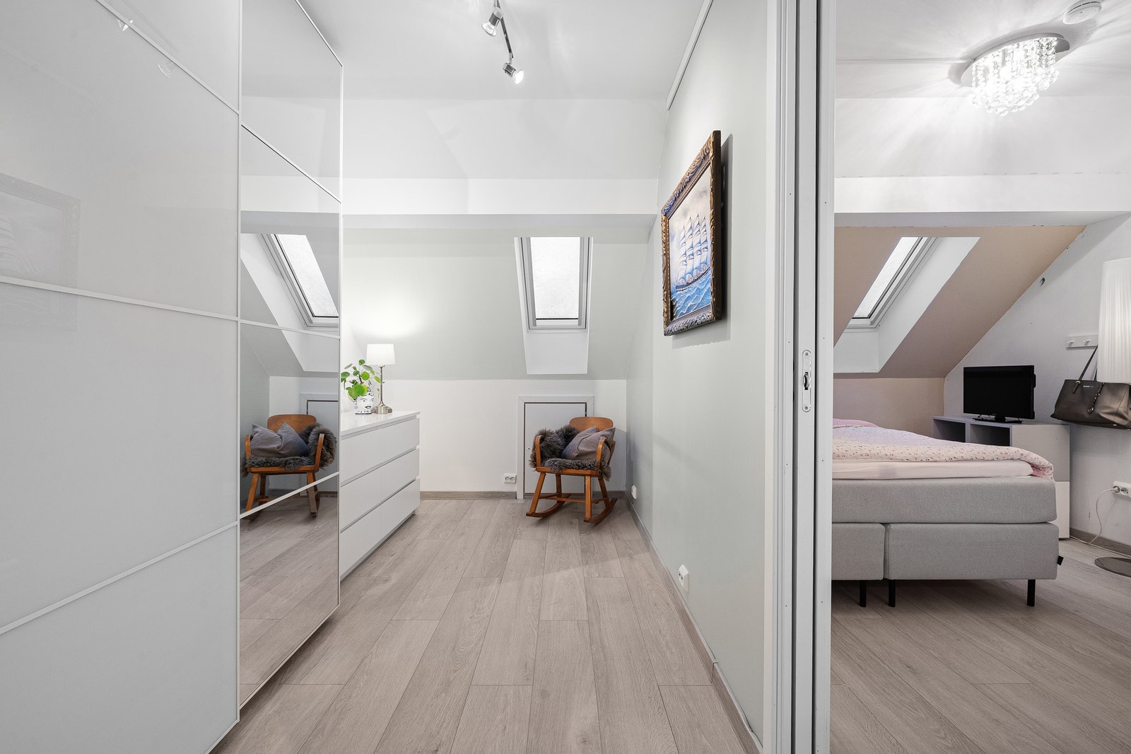 To soverom som i dag brukes som garderoberom og soverom Galleribilde