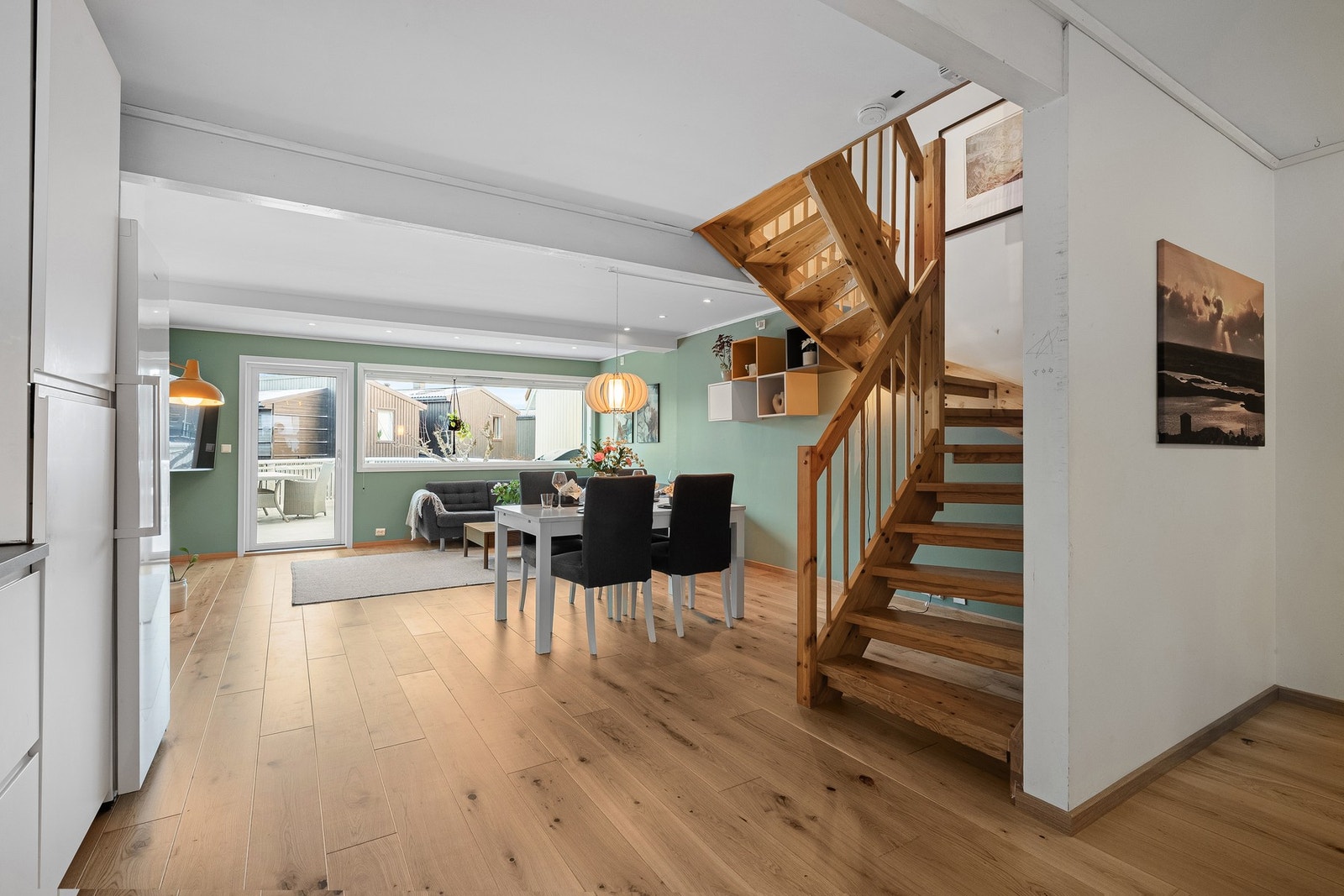 Rommelig, påbygget stue Galleribilde