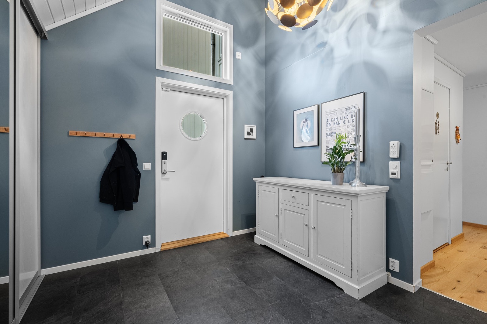 Rommelig entré med ekstra takhøyde Galleribilde