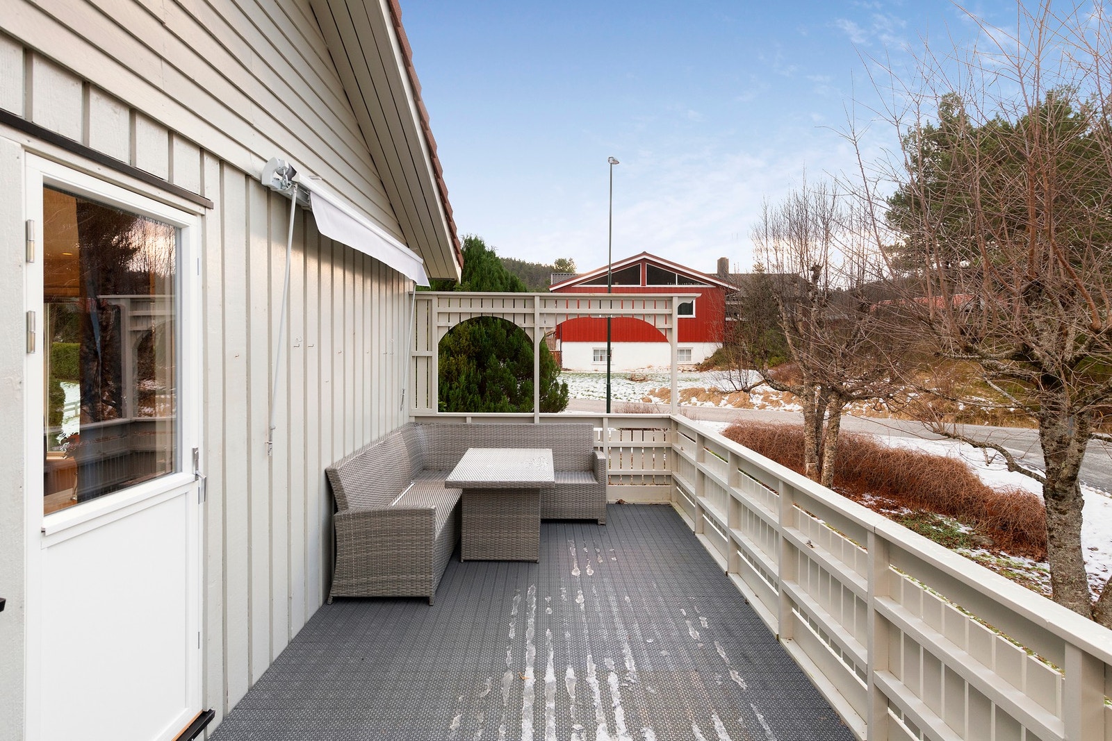 Stor veranda mot vest med ettermiddagssol Galleribilde