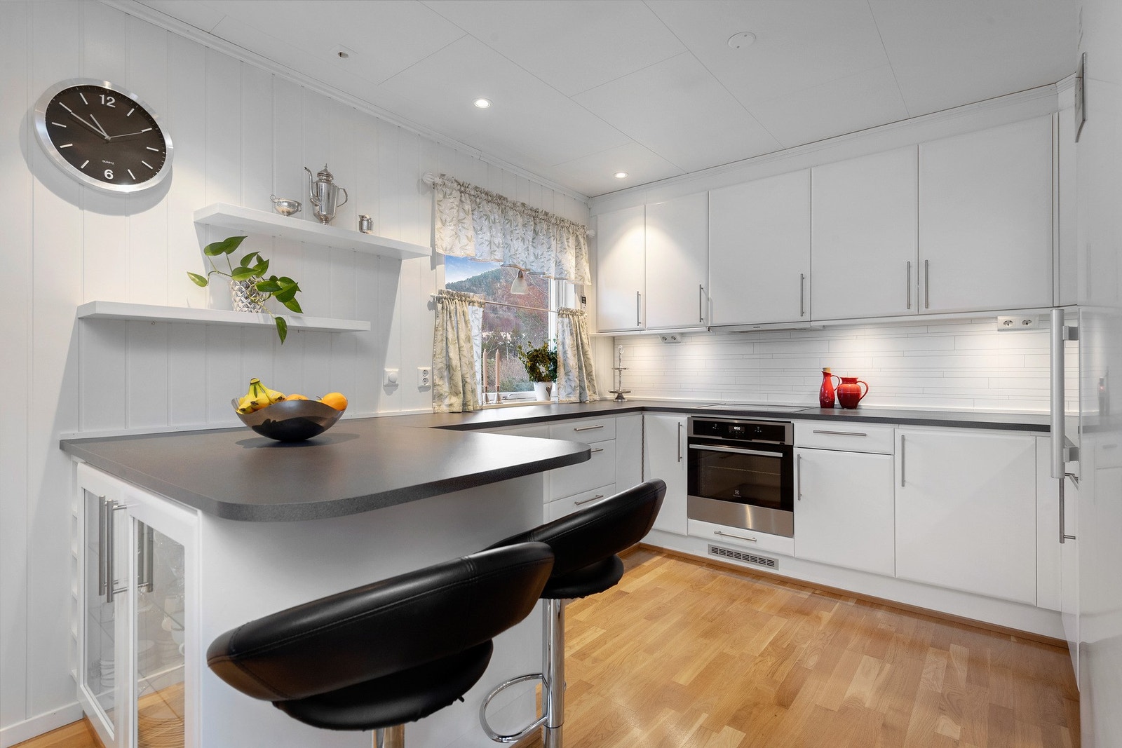 Kjøkkenet har halvøy til frokostplass Galleribilde