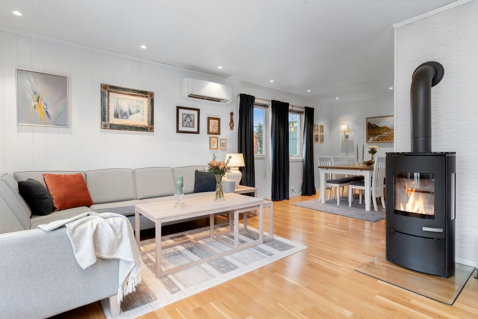 Vestre del av stuen med utgang til veranda Galleribilde