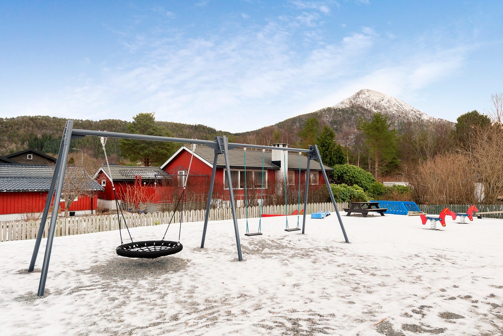 Familievennlig boligfelt med lekeplass som nærmeste nabo Galleribilde