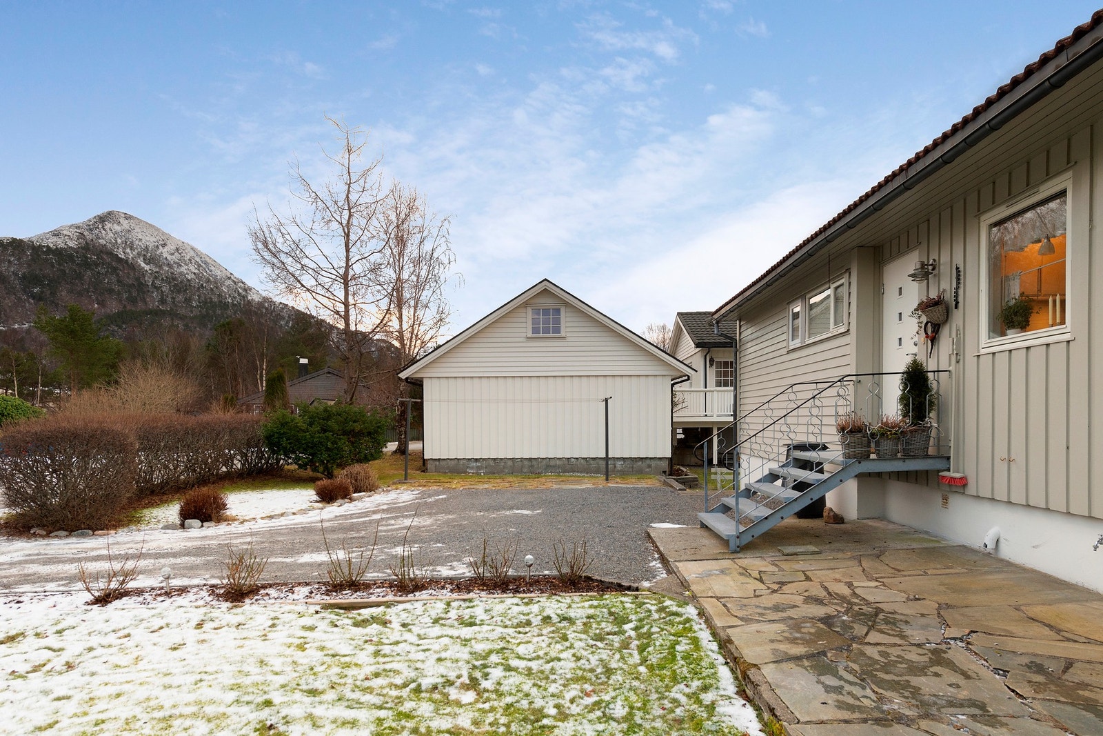 Fasade og parkeringsplass mot nord Galleribilde