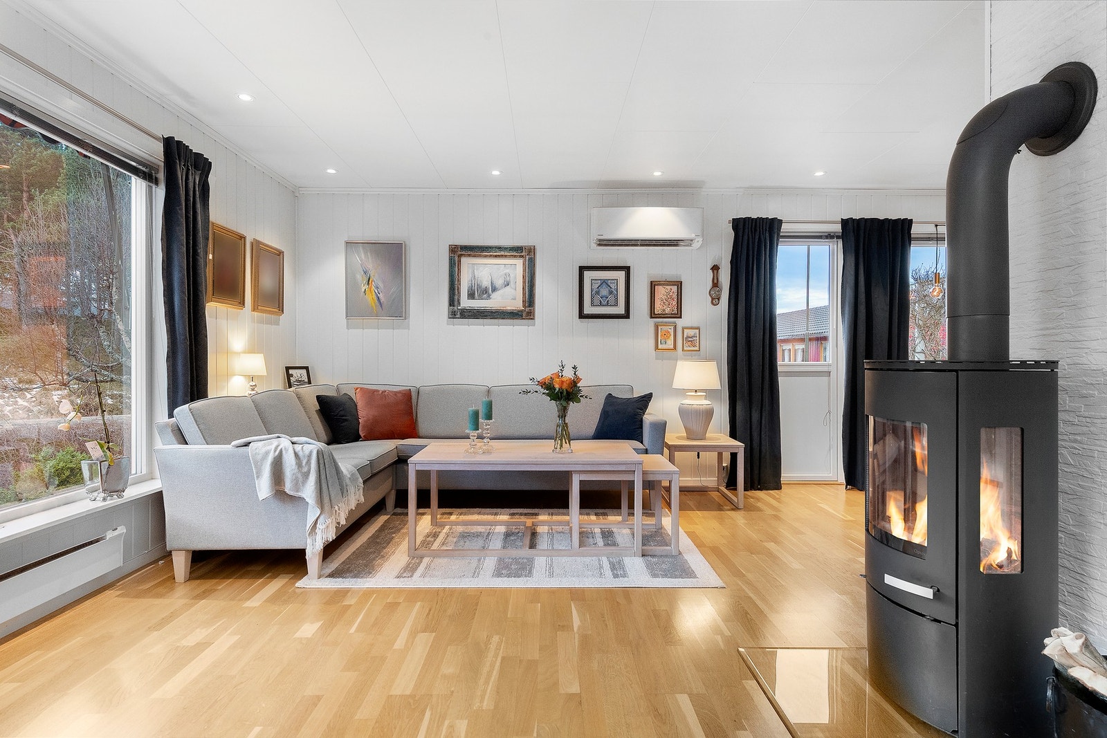 Stuen er oppvarmet med vedovn(ny i 2015) og varmepumpe Galleribilde