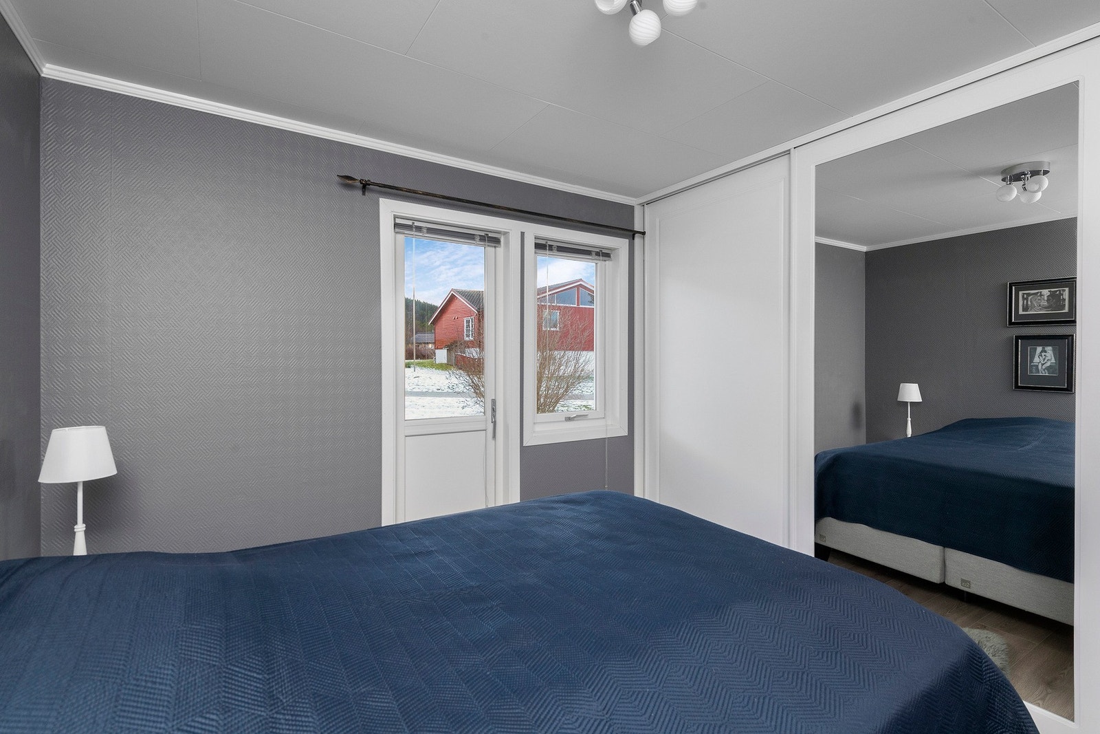 Hovedsoverom med stor skyvedørsgarderobe Galleribilde