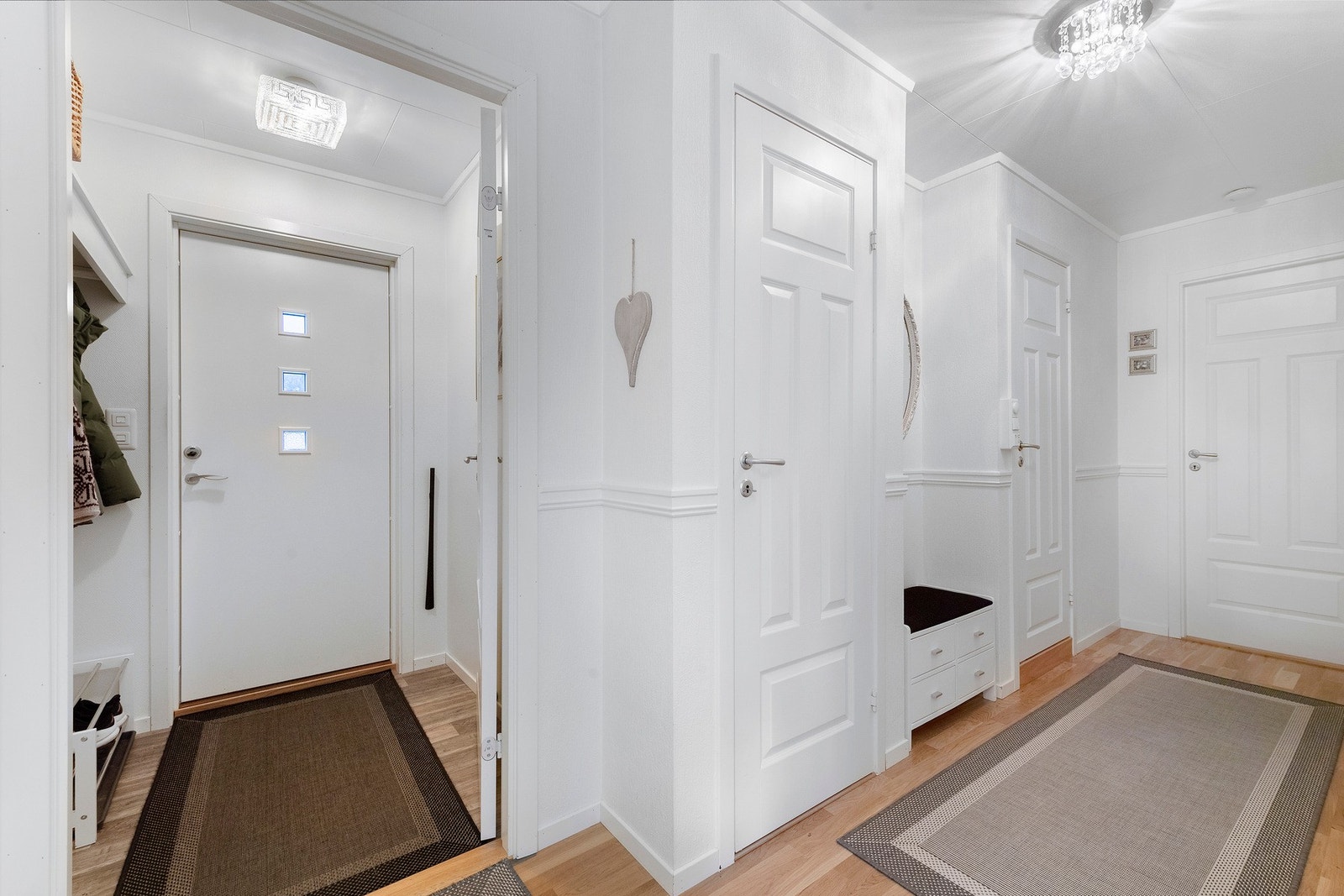 Vindfang og gang i 1. etasje Galleribilde