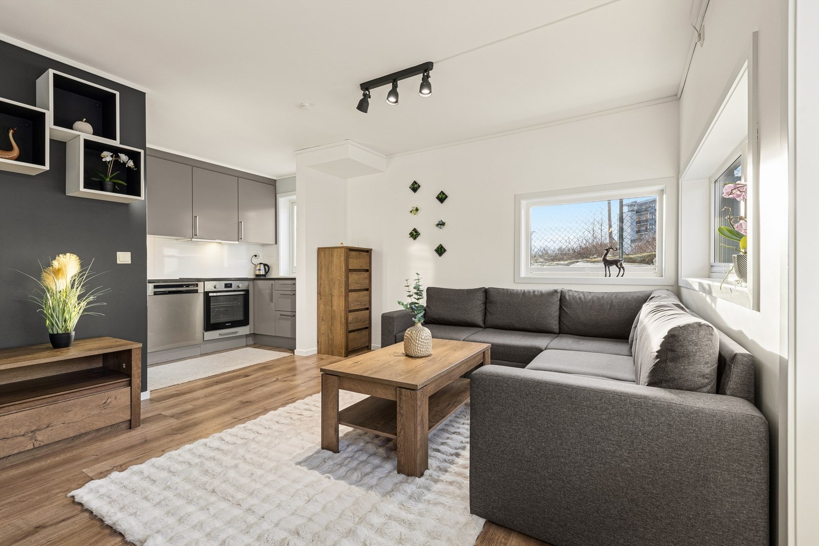 Svært romslig stue med stor møbleringsfrihet. Galleribilde