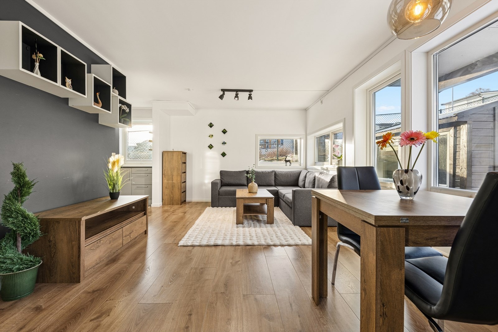 Nydelig stue med gjennomgående laminat, slette vegger og flott belysning i tak. Plass til større sofaseksjon. Galleribilde