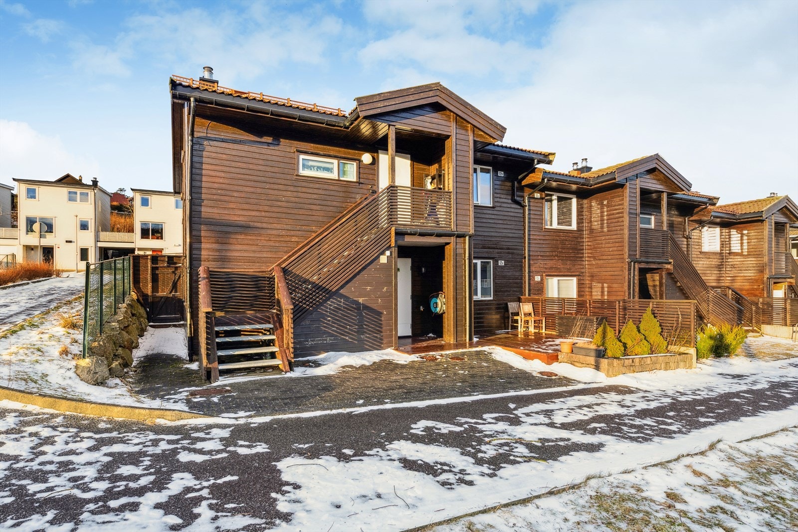 Terrasse fra inngangsparti som er pent opparbeidet og har mulighet for møblering i flere soner. Galleribilde