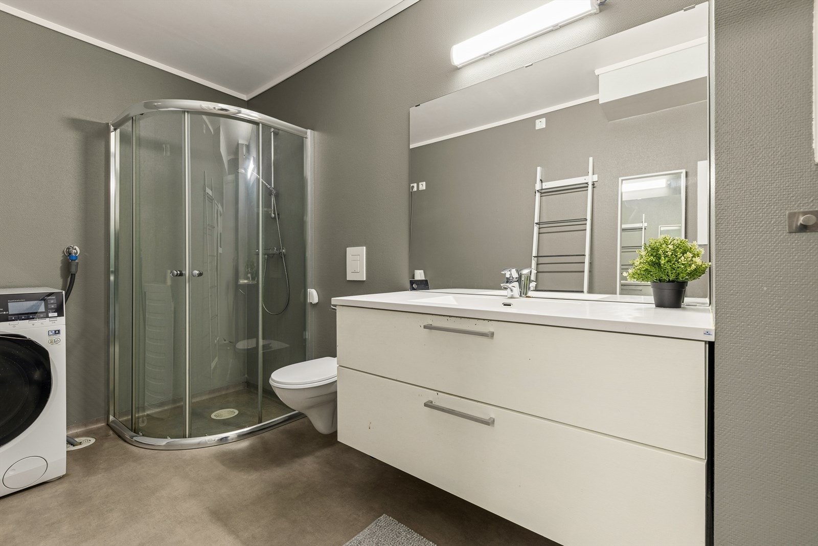 Romslig og lekkert bad. Opplegg for vaskemaskin og plass til tørketrommel. Varmekabler i gulv. Galleribilde