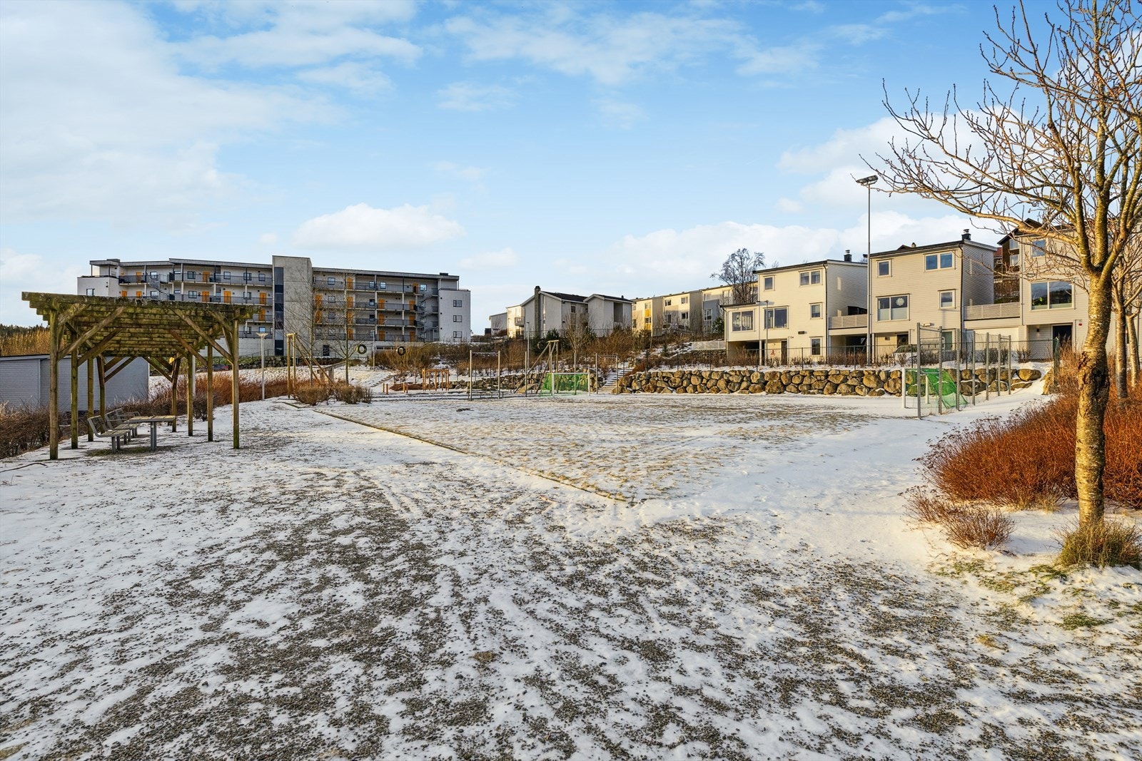 Rett i nærheten av boligblokk finner du lekeplass og nydelige turområder. Bogafjell senter ligger kun få minutter unna med bil. Hit går også 27-bussen, som har holdeplass like bortenfor leiligheten Galleribilde