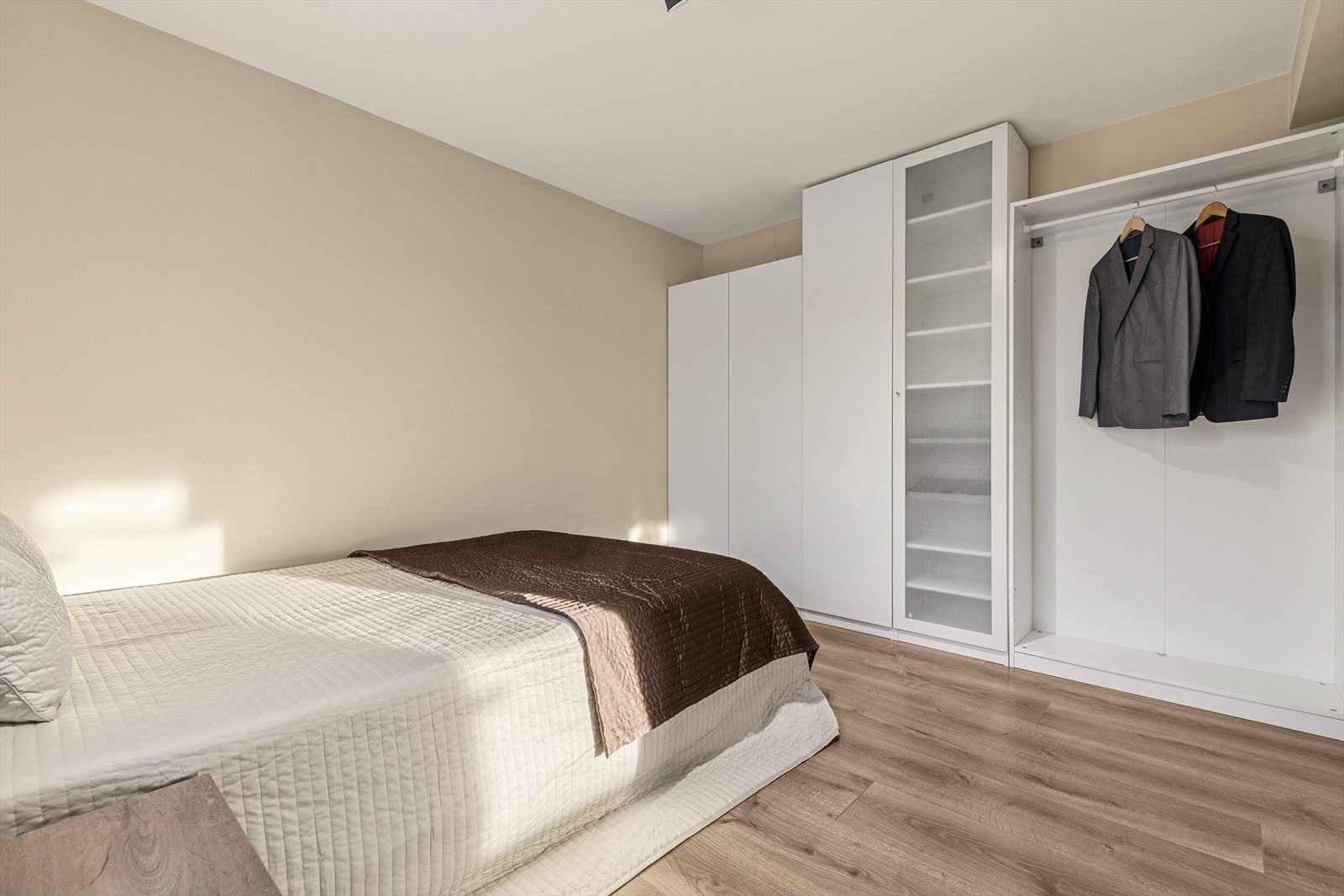 Hovedsoverommet er av god størrelse, og har god plass til både dobbeltseng og diverse garderobeløsninger. Galleribilde