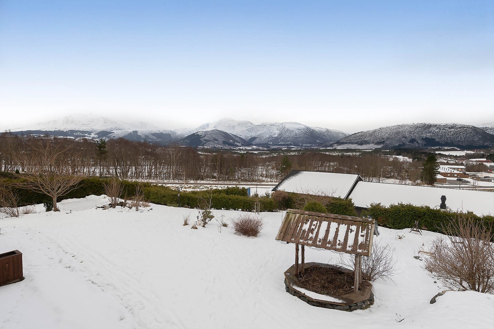 Eiendommen har stor tomt med rom for kreative løsninger i hage og området rundt. Galleribilde