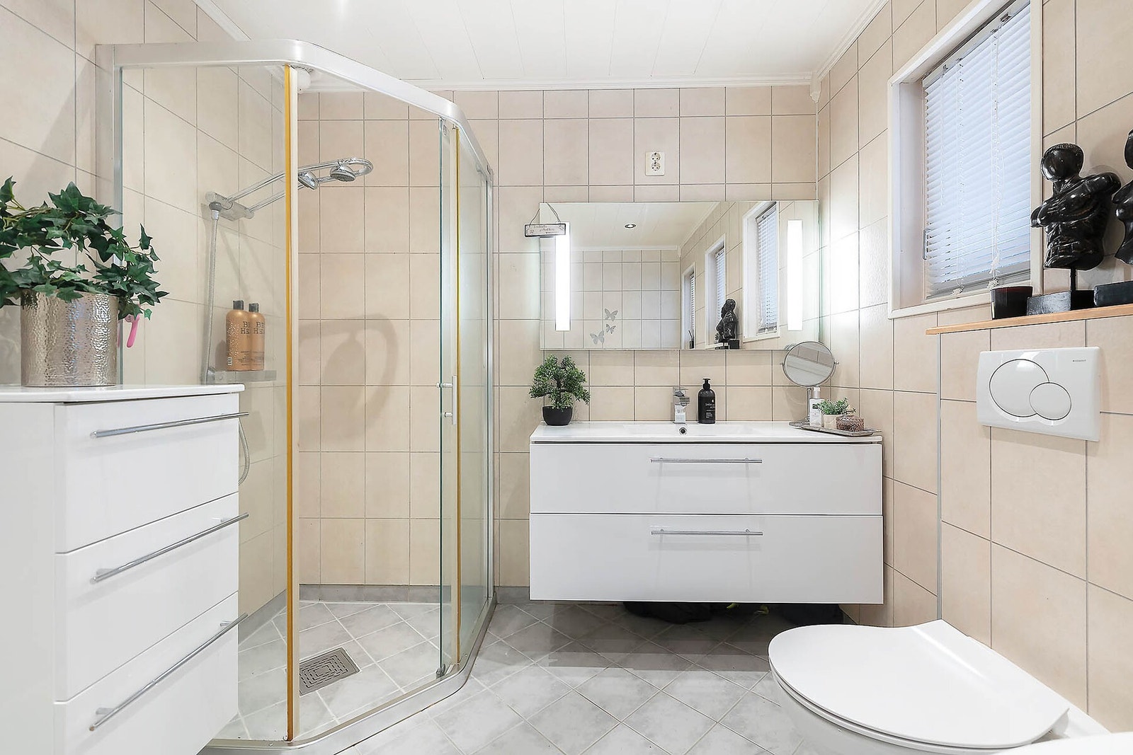 Badet har god størrelse og er innredet med både dusj og badekar. Galleribilde