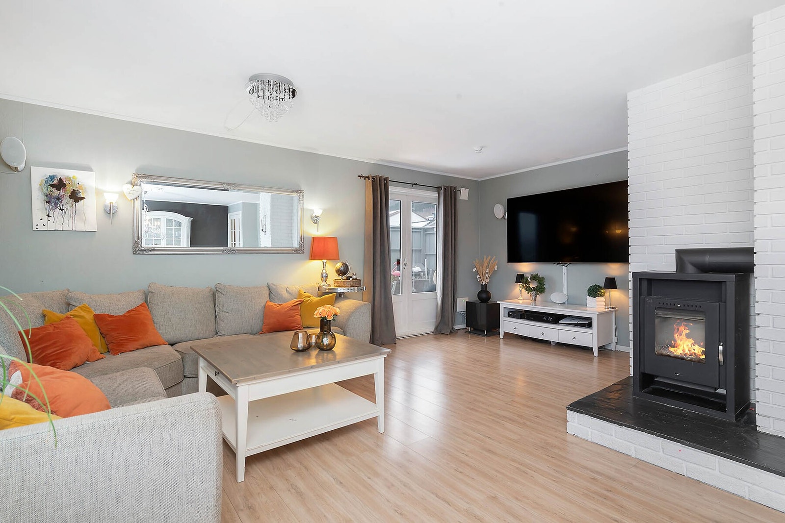 Boligen er en stor og romslig med praktisk planløsning. Det er kort vei til skole, barnehage, treningssenter og andre service fasiliteter. Galleribilde