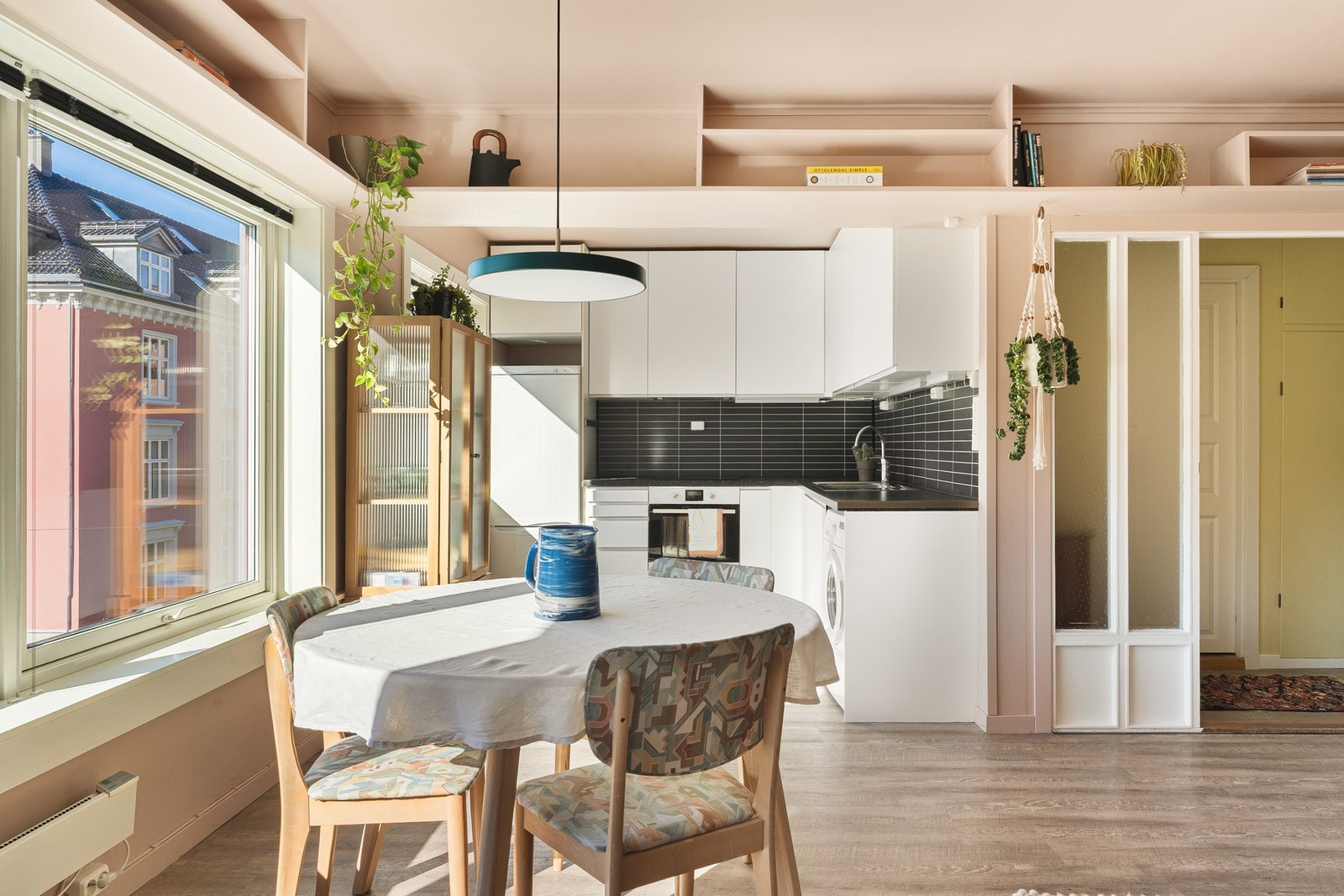 Praktiske, innebygde hyller for ekstra lagring. Galleribilde