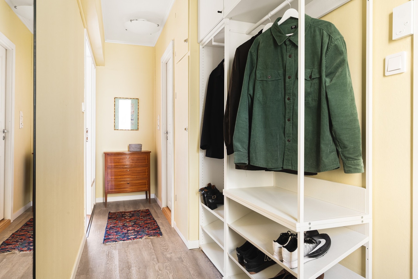 Romslig entré med to innebygde skap og god plass til oppbevaring av yttertøy. Galleribilde