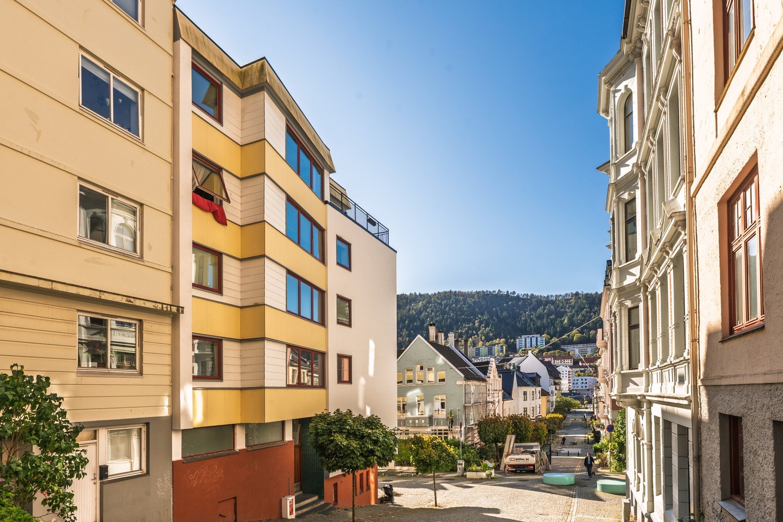 Leiligheten har en svært sentral, men tilbaketrukket beliggenhet. Galleribilde